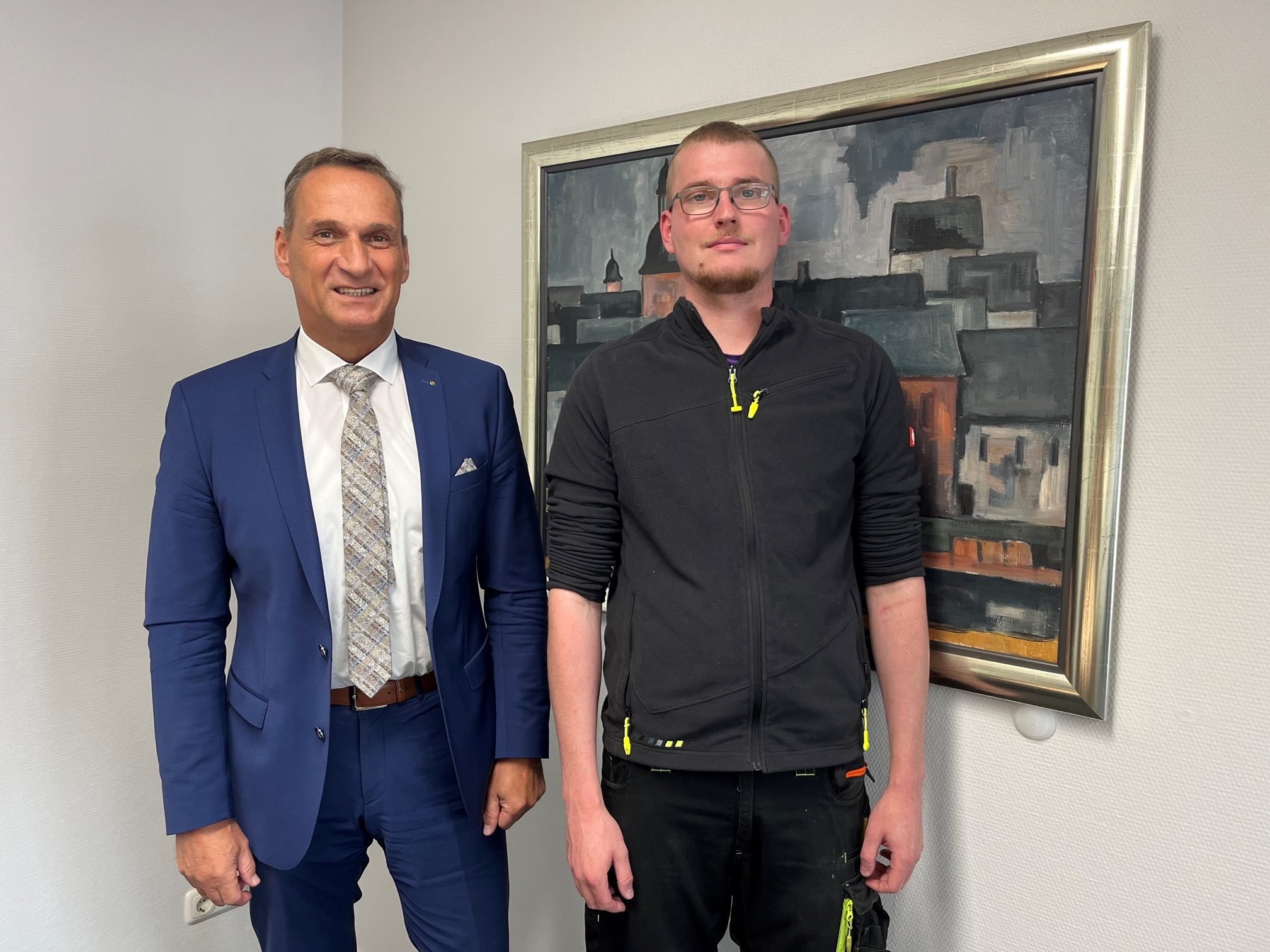 Das Foto zeigt Bürgermeister Rodenkirch mit dem neuen Platzwart des Sportzentrums Christian Heinen.