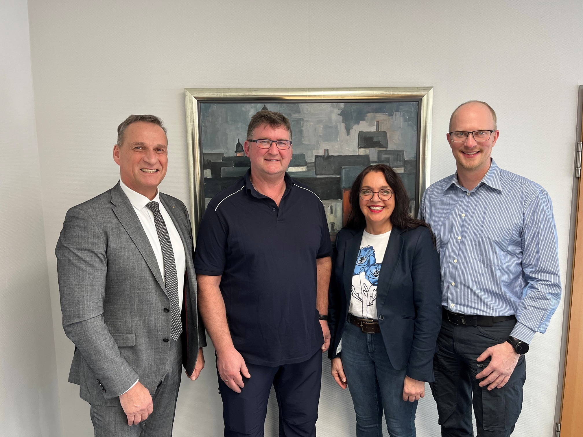 Bürgermeister Rodenkirch begrüßte den neuen Mitarbeiter Patrick Grancher (2.v.l.) und wünschte ihm für seine künftigen Aufgaben viel Erfolg. Den Wünschen schlossen sich der Fachbereichsleiter Jan Mußweiler (1. v. r.), sowie die Personalratsvorsitzende Christiane Schmitz-Hayer (2. v. r.) gerne an 