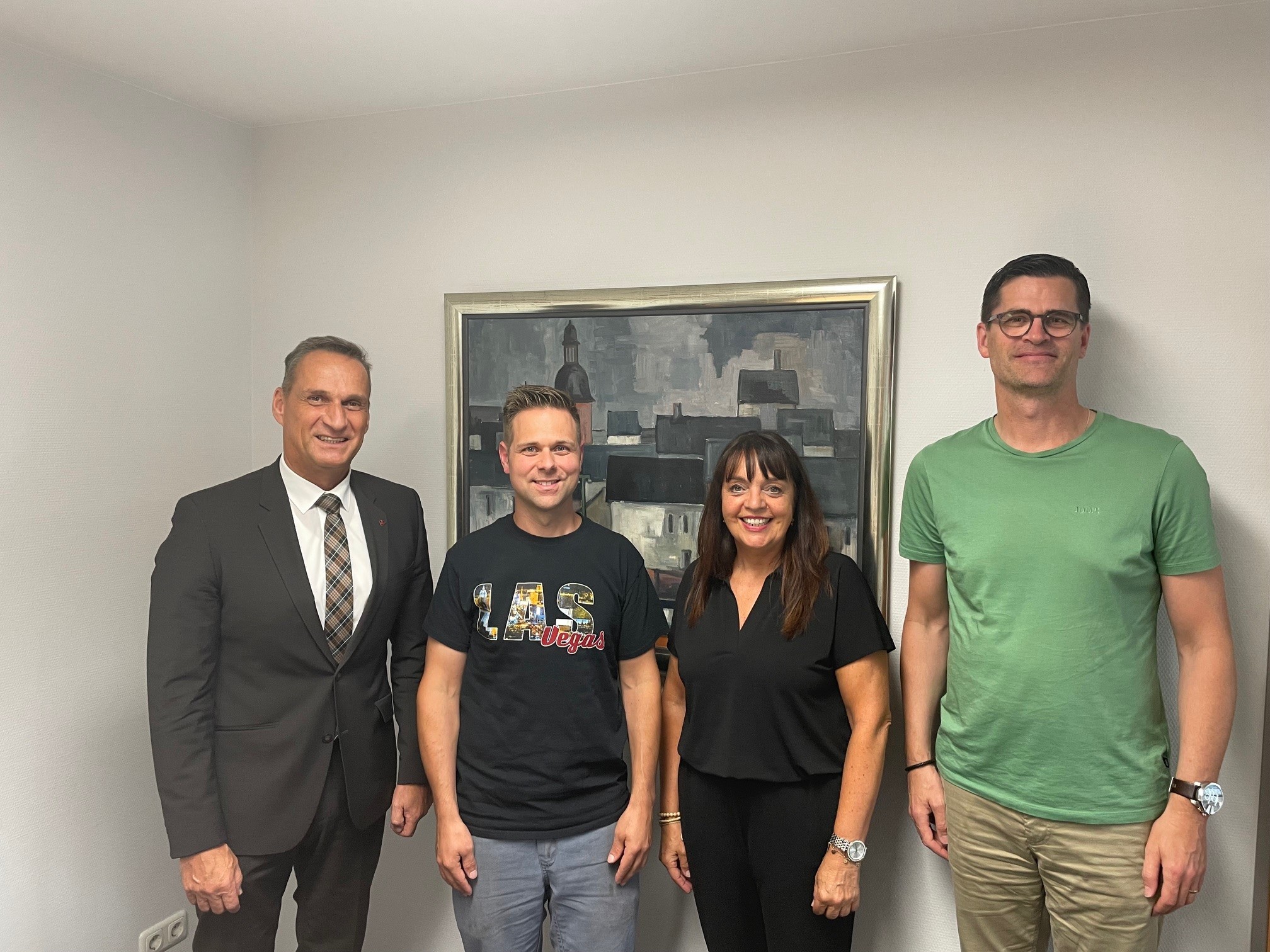 Bürgermeister Joachim Rodenkirch begrüßte im Beisein von Sachgebietsleiter Michael Schmitt (1. v. r.) und der Personalratsvorsitzenden Christiane Schmitz-Hayer den neuen Kollegen Marc Greis (2. v. l.) und wünschte ihm für seine künftigen Aufgaben viel Erfolg.