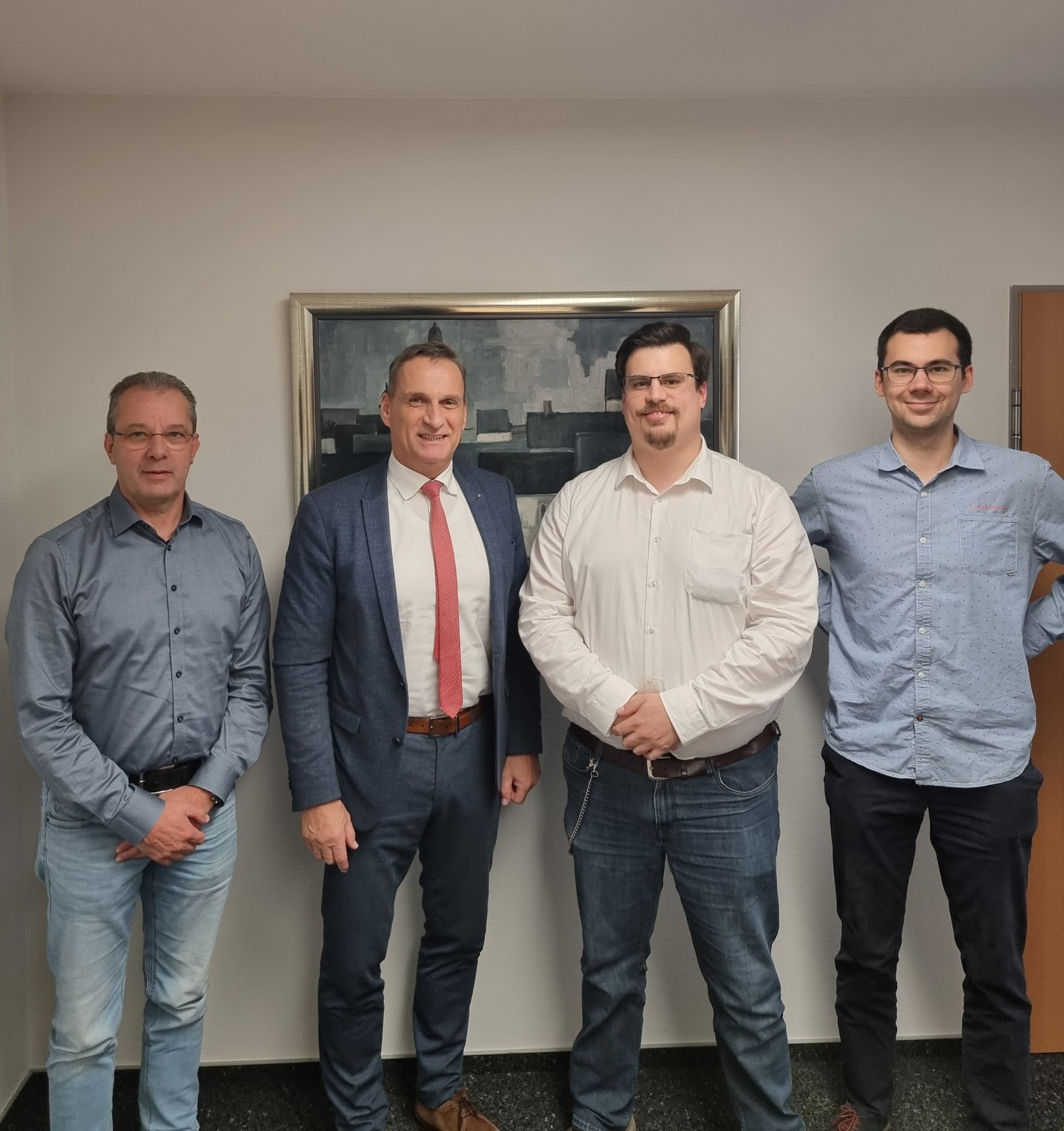 Das Foto zeigt Bürgermeister Rodenkirch bei der Begrüßung des neuen Mitarbeiter der EDV Stefan Hoffmann. Wolfgang Lauer als Vertreter der Personalverwaltung und Markus Ochwat als Vertreter des Personalrates sind ebenfalls abgebildet.