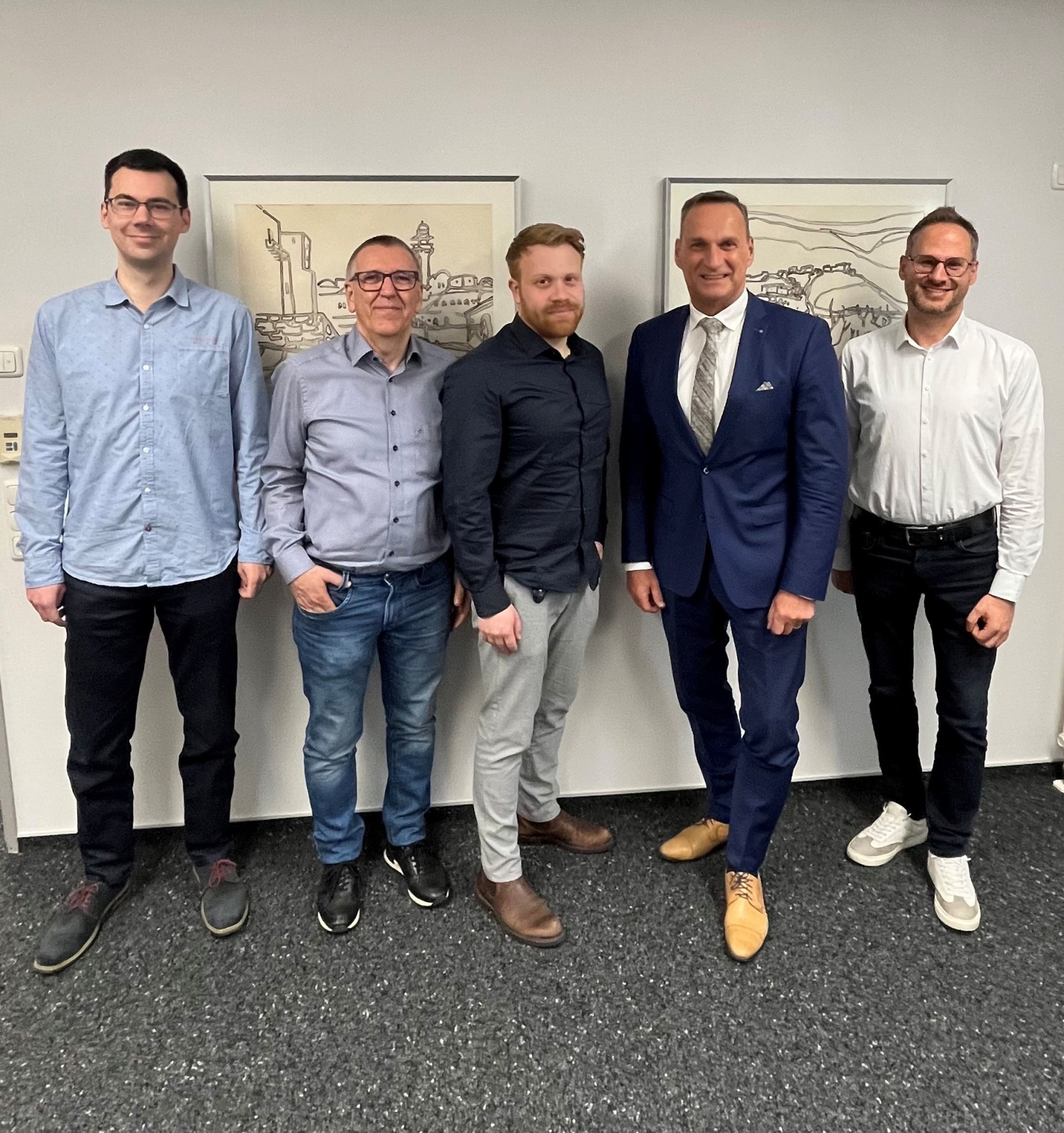 Bürgermeister Joachim Rodenkirch begrüßte den neuen Mitarbeiter und wünschte ihm für seine künftigen Aufgaben viel Erfolg. Den Wünschen schlossen sich der Vertreter des Personalrates Markus Ochwat (1. v. l.), der Fachbereichsleiter Hans Hansen (2. v. l.) sowie der Büroleiter Christian Leisch (1. v. r.) gerne an. 