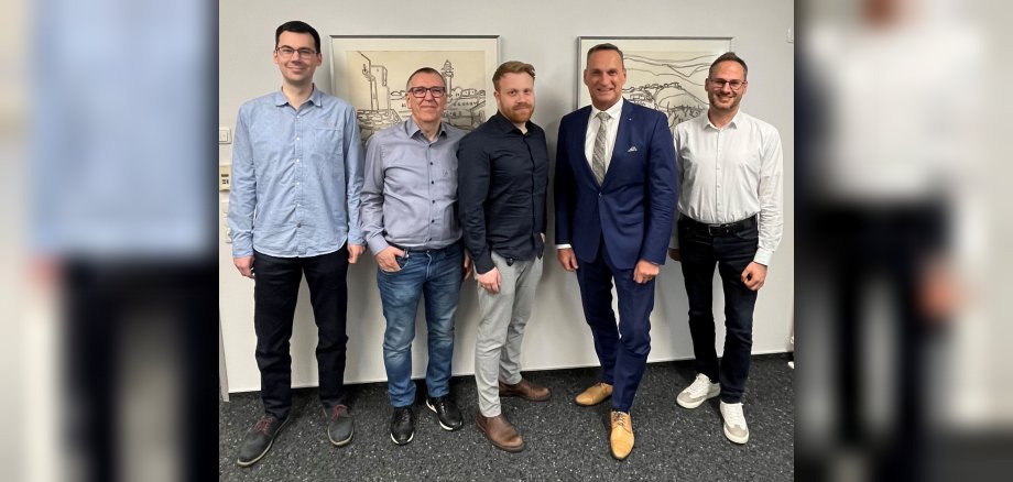 Neuer Mitarbeiter Johannes Münster Bürgermeister Joachim Rodenkirch begrüßte den neuen Mitarbeiter und wünschte ihm für seine künftigen Aufgaben viel Erfolg. Den Wünschen schlossen sich der Vertreter des Personalrates Markus Ochwat (1. v. l.), der Fachbereichsleiter Hans Hansen (2. v. l.) sowie der Büroleiter Christian Leisch (1. v. r.) gerne an.