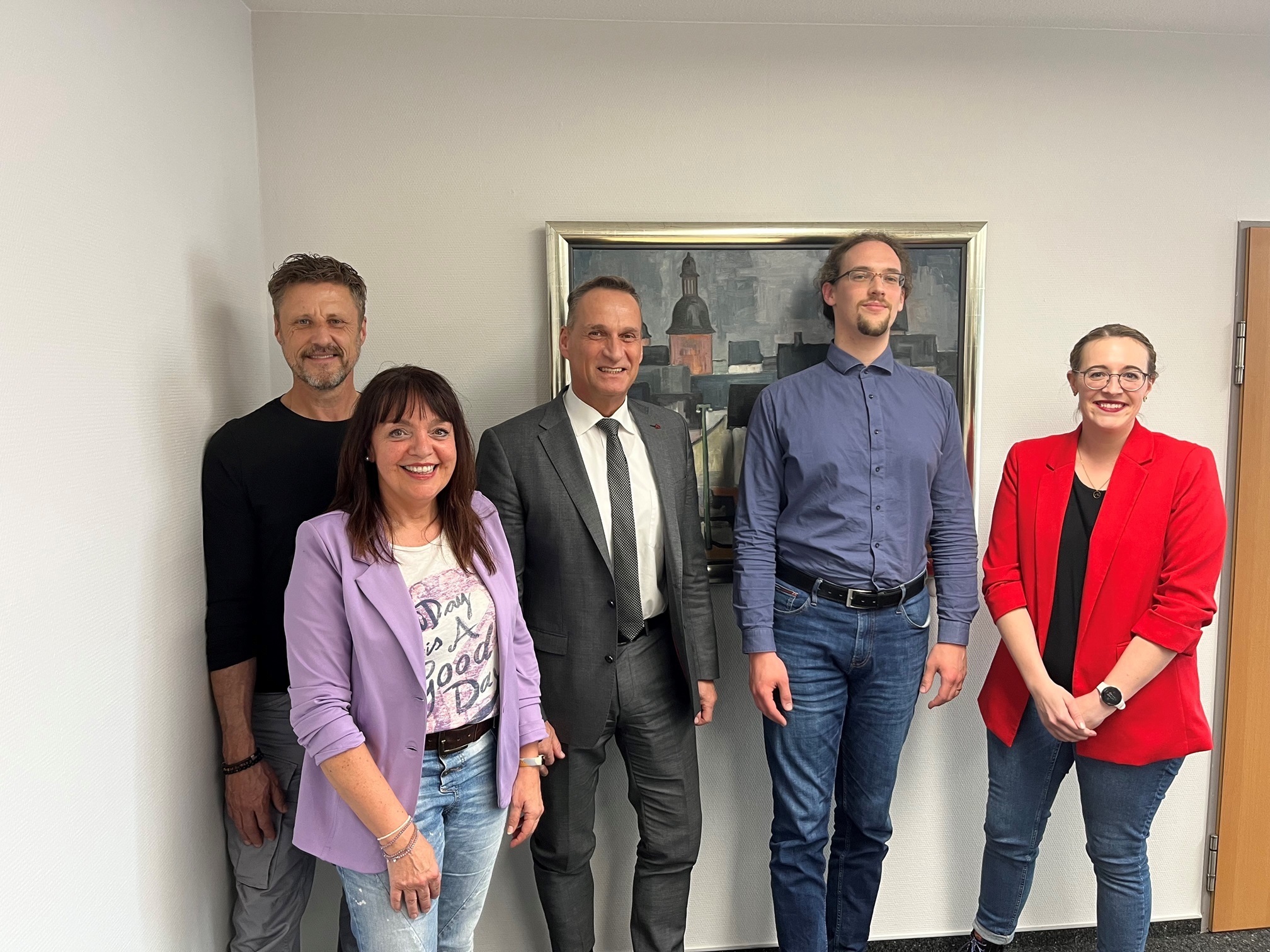 Bürgermeister Joachim Rodenkirch begrüßte den neuen Mitarbeiter Jascha Alexander Roth und wünschte ihm für seine künftigen Aufgaben viel Erfolg. Den Wünschen schlossen sich die Personalratsvorsitzende Christiane Schmitz-Hayer (2. v. l.), der Fachbereichsleiter III Rainer Wener (1. v. l.), die Leiterin der Stadtbücherei Kathrin Schmitt (1. v. r.) gerne an.