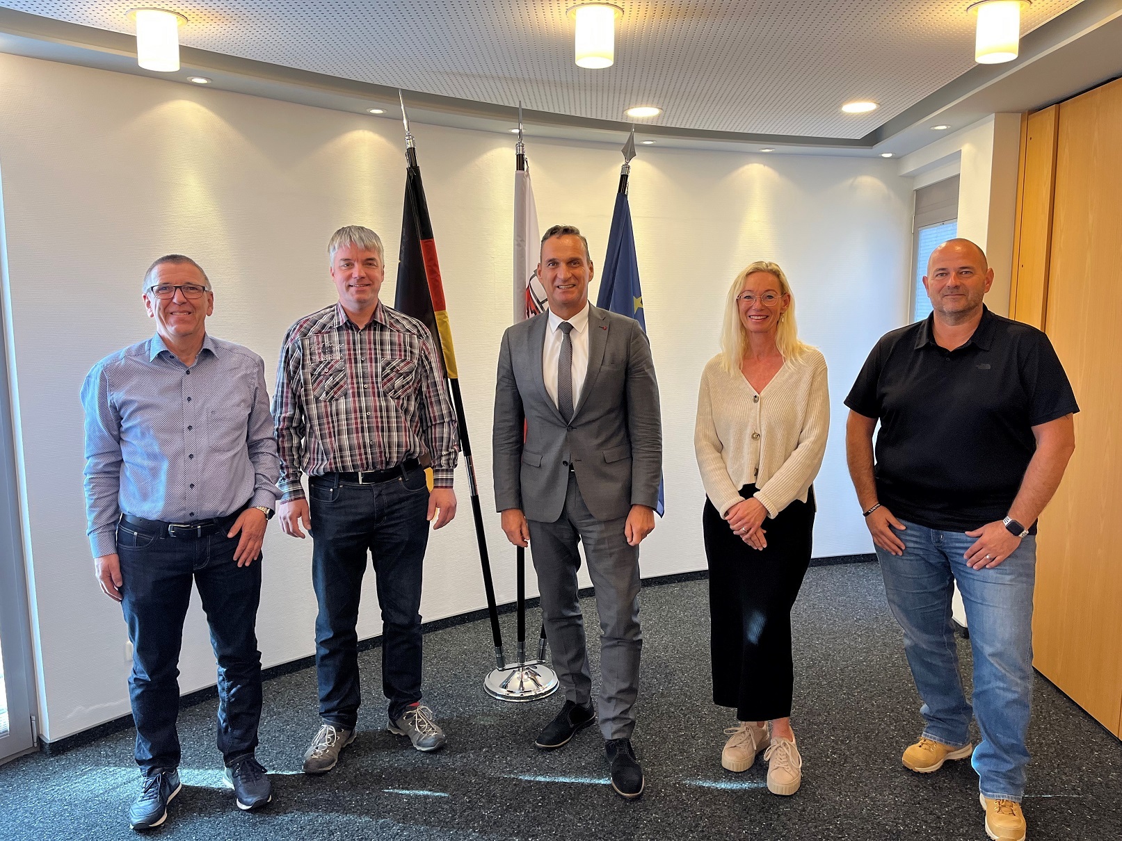 Bürgermeister Joachim Rodenkirch begrüßte den neuen Kollegen und wünschte ihm für seine künftigen Aufgaben viel Erfolg. Den Glückwünschen schlossen sich der Fachbereichsleiter Hans Hansen (1. v. l.), der Leiter des Hausmeisterpools Markus Müller (1. v. r.) sowie die stellvertretende Personalratsvorsitzende Petra Hoffmann (2. v. r.) gerne an.