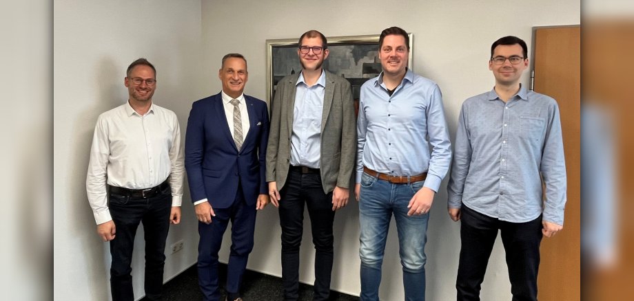 Neuer Mitarbeiter Benedikt Kreß Das Foto zeigt Bürgermeister Rodenkirch mit Herrn Kreß sowie dem Werkleiter Martin Kurzweil, Büroleiter Christian Leisch und als Vertreter des Personalrates Markus Ochwat.