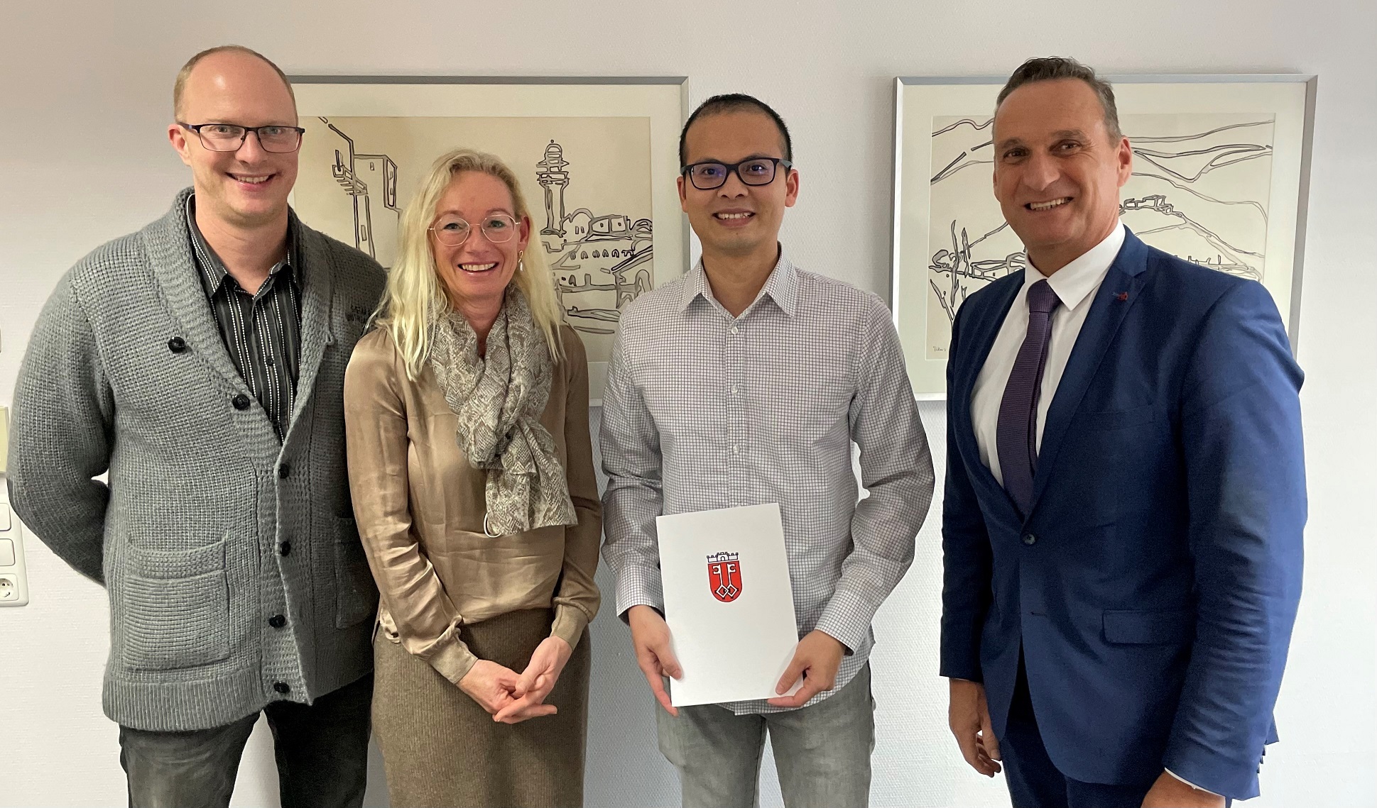 Bürgermeister Joachim Rodenkirch begrüßte Stadtsekretär Hoang Huy Tran (2. v.rl.) und wünschte ihm für seine künftigen Aufgaben viel Erfolg. Der Gratulation schlossen sich der Fachbereichsleiter Jan Mußweiler (l.) sowie die stellvertretende Personalratsvorsitzende Petra Hoffmann (2. v.l.) gerne an. 