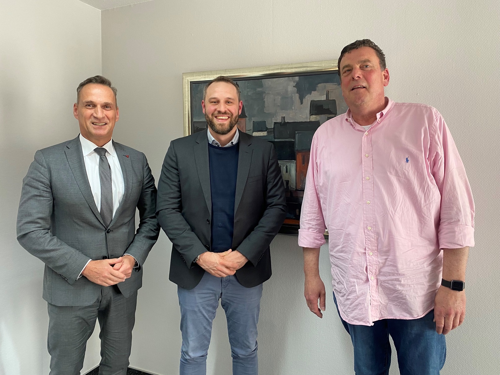 Der neue Vorstand der Baugenossenschaft e.G. Claudius Huber (Mitte) und Hubert Weinand (rechts) zu Besuch bei Bürgermeister Joachim Rodenkirch.