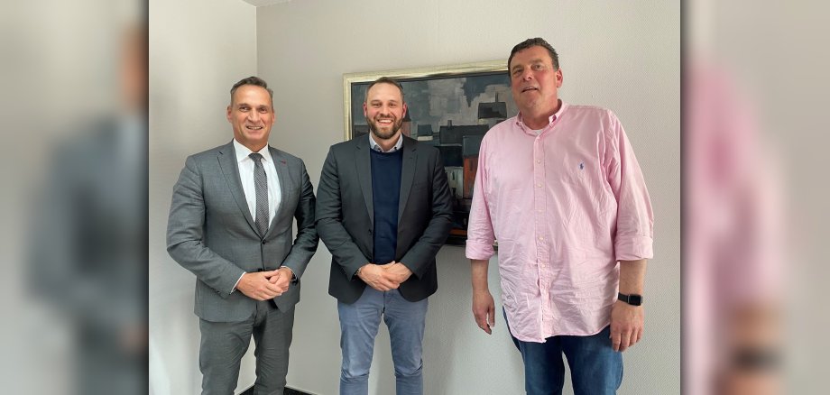 Der neue Vorstand der Baugenossenschaft e.G. Claudius Huber (Mitte) und Hubert Weinand (rechts) zu Besuch bei Bürgermeister Joachim Rodenkirch.