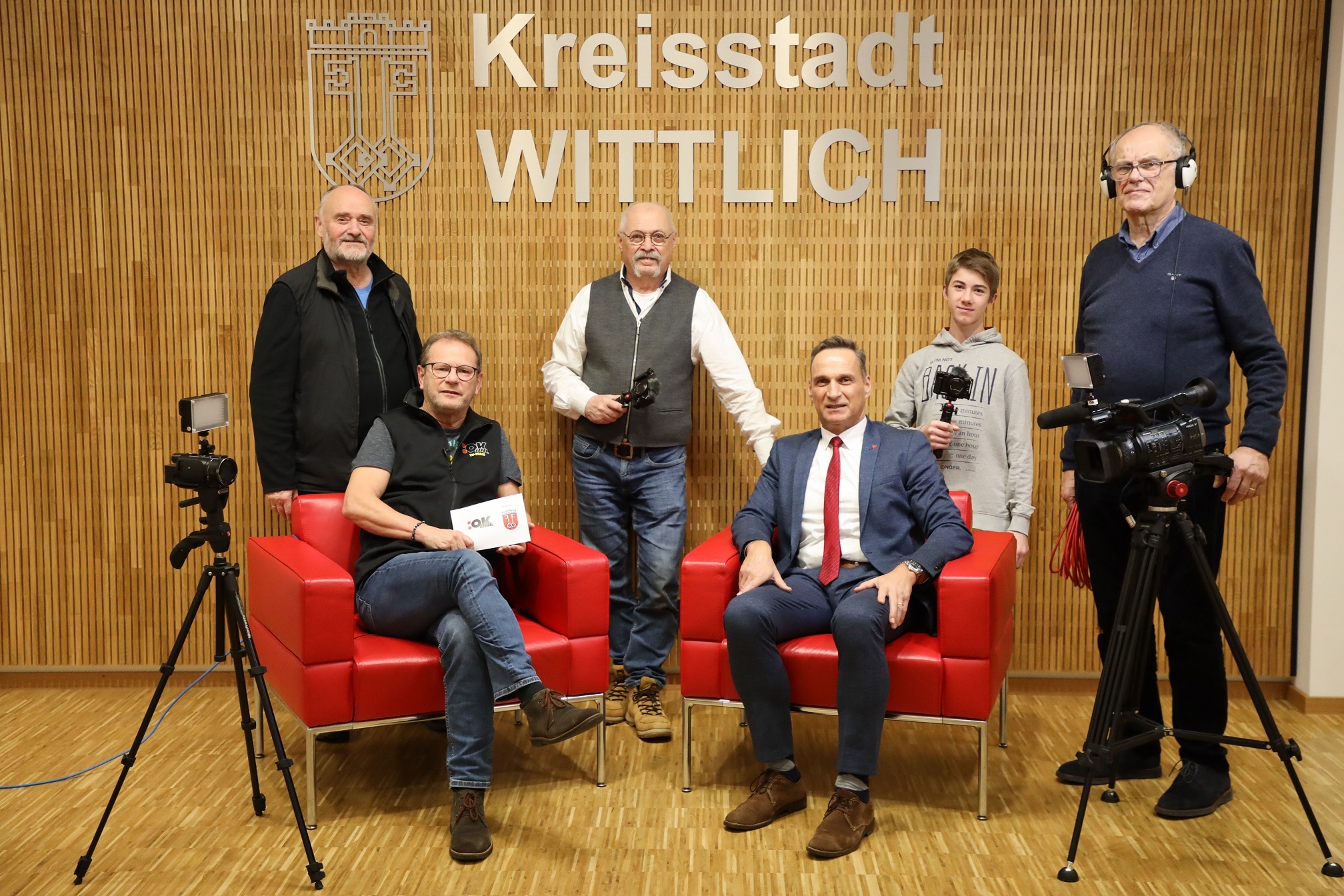 v.l.n.r.: Erwin Holl, Klaus Scholz, Jacob Guntermann (er hospitiert beim Offenem Kanal), Heribert Geiter, Hermann Haller (vorne sitzend links) im Interview mit Bürgermeister Joachim Rodenkirch 