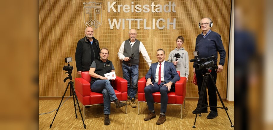 v.l.n.r.: Erwin Holl, Klaus Scholz, Jacob Guntermann (er hospitiert beim Offenem Kanal), Heribert Geiter, Hermann Haller (vorne sitzend links) im Interview mit Bürgermeister Joachim Rodenkirch 