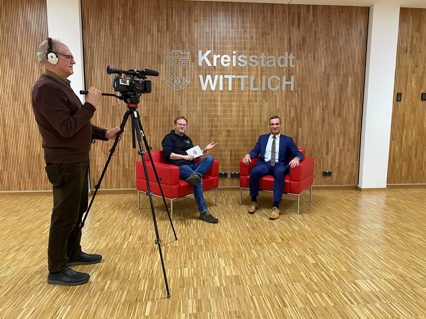 Das Foto zeigt Hermann Haller im Interview mit Bürgermeister Joachim Rodenkirch.