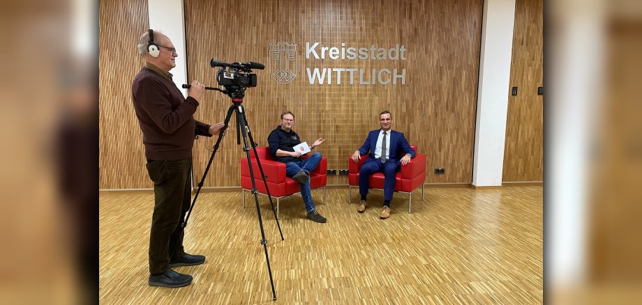 Das Foto zeigt Hermann Haller im Interview mit Bürgermeister Joachim Rodenkirch.