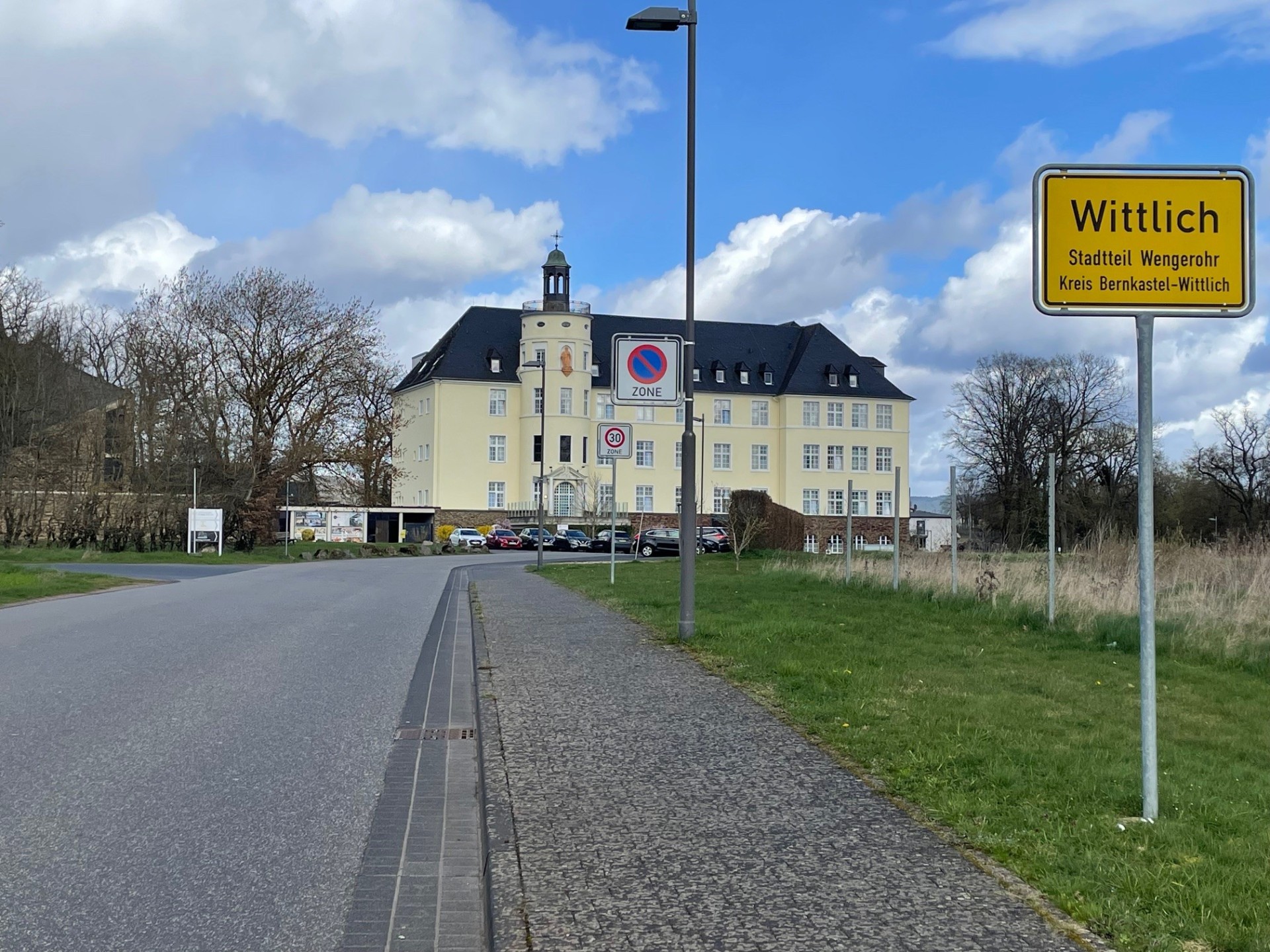 Das Foto verdeutliche die Parkverbotszone und die Tempo-30-Zone im Bereich St. Paul.