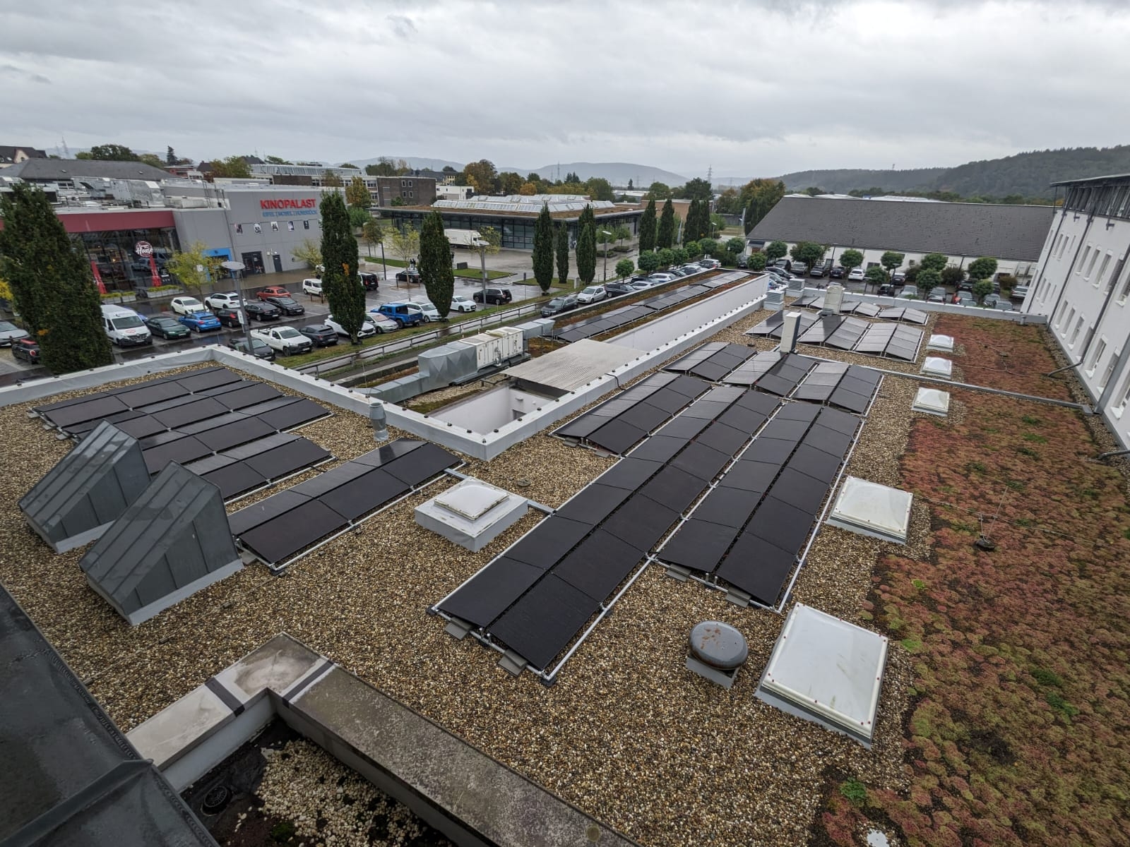 Das Foto zeigt die neu installierte Anlage auf dem Dach des Rathauses.