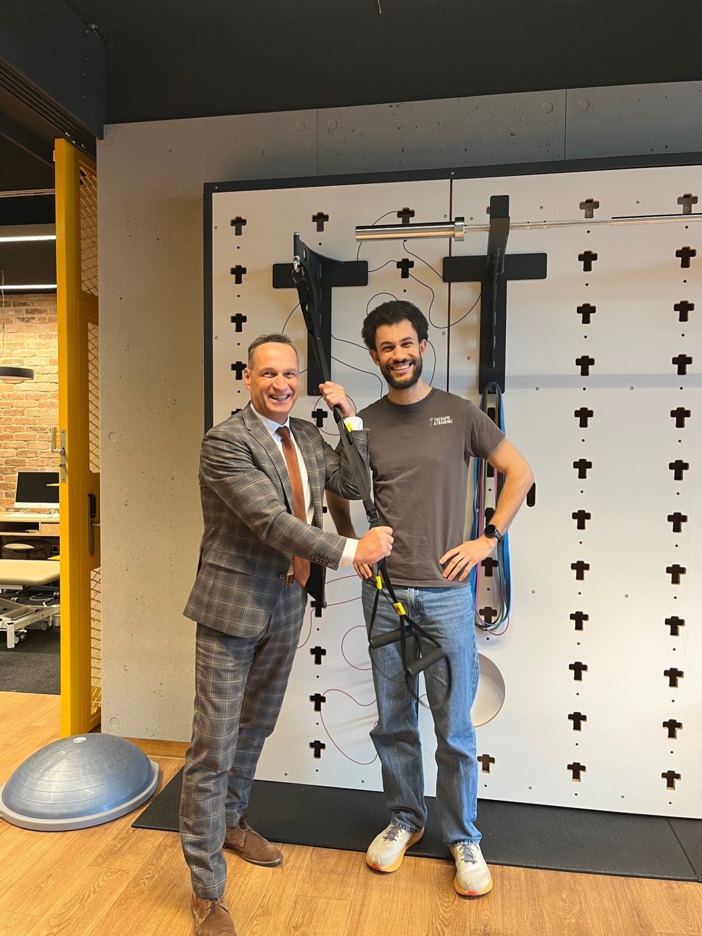 Das Foto zeigt Bürgermeister Rodenkirch mit Justin Kolf in den neuen Praxisräumen.