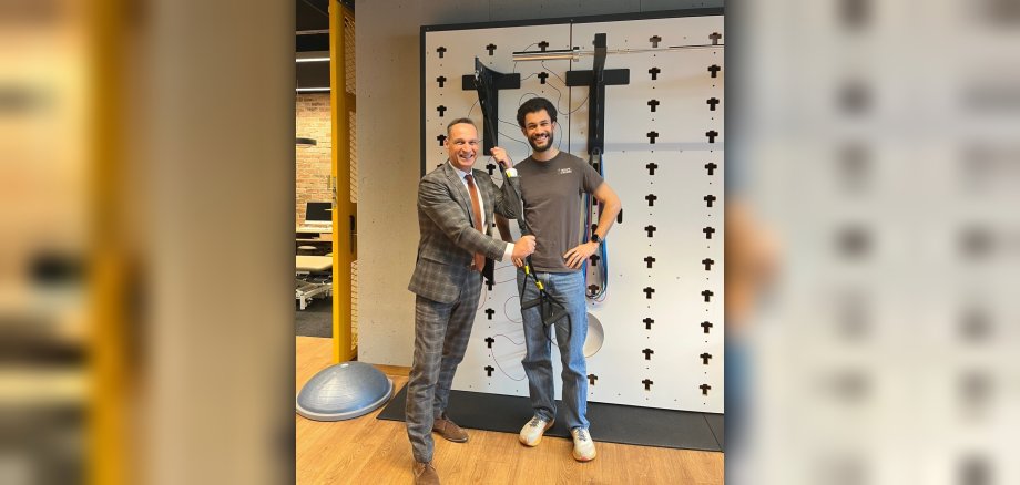 Das Foto zeigt Bürgermeister Rodenkirch mit Justin Kolf in den neuen Praxisräumen.