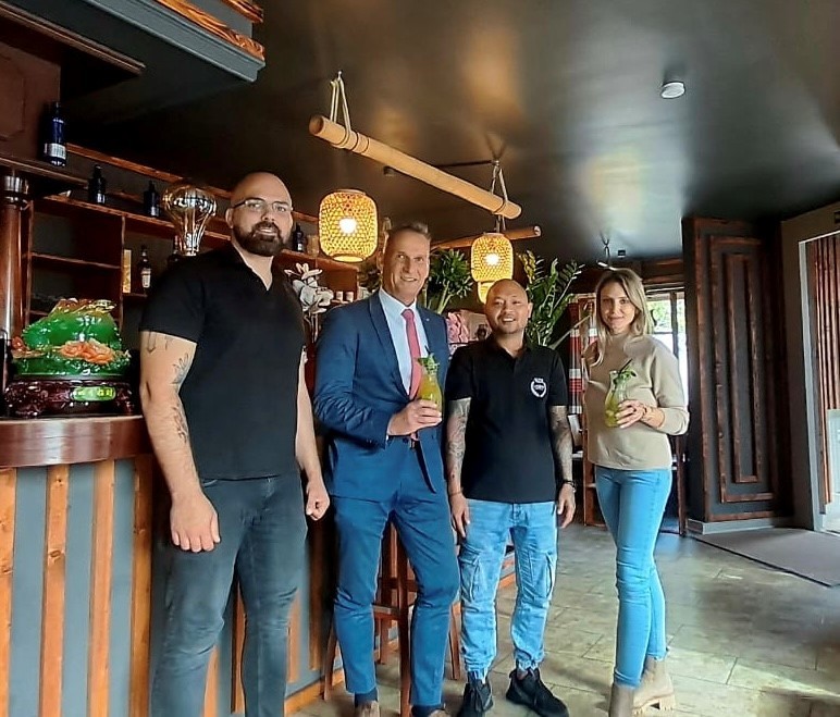 Von links nach rechts: Mitarbeiter Koi, Bürgermeister Joachim Rodenkirch, Inhaber Thi Thanh Giang Pham und Antonia Gierten 