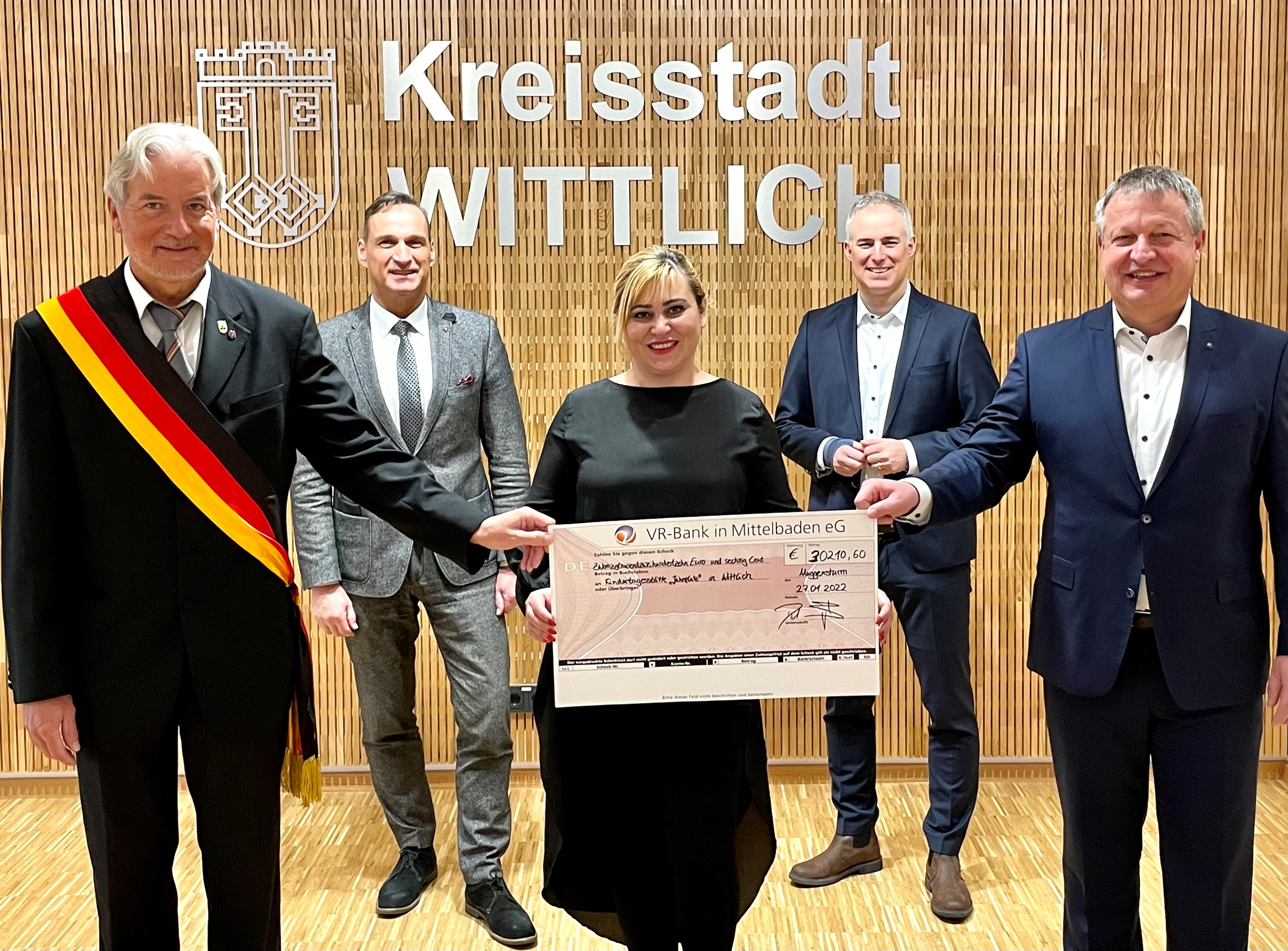 Bürgermeister Dietmar Späth (links) und Bürgermeister Karsten Mußler (rechts) überreichen den Spendenscheck an die Kita-Leiterin Xenia Ehrlich-Fischer. Hintere Reihe Bürgermeister Joachim Rodenkirch (link) und Landtagsabgeordneter Dennis Junk 