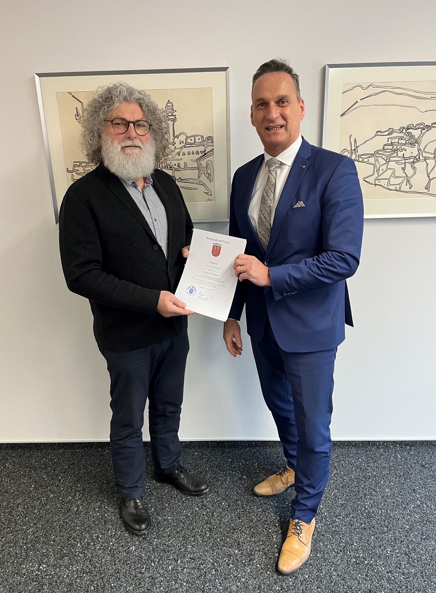 Bürgermeister Joachim Rodenkirch gratuliert Klaus Weber-Kadner zu seinem zehnjährigen Jubiläum als Schiedsmann der Stadt Wittlich und bedankte sich für die ehrenamtlich geleisteten Dienste.