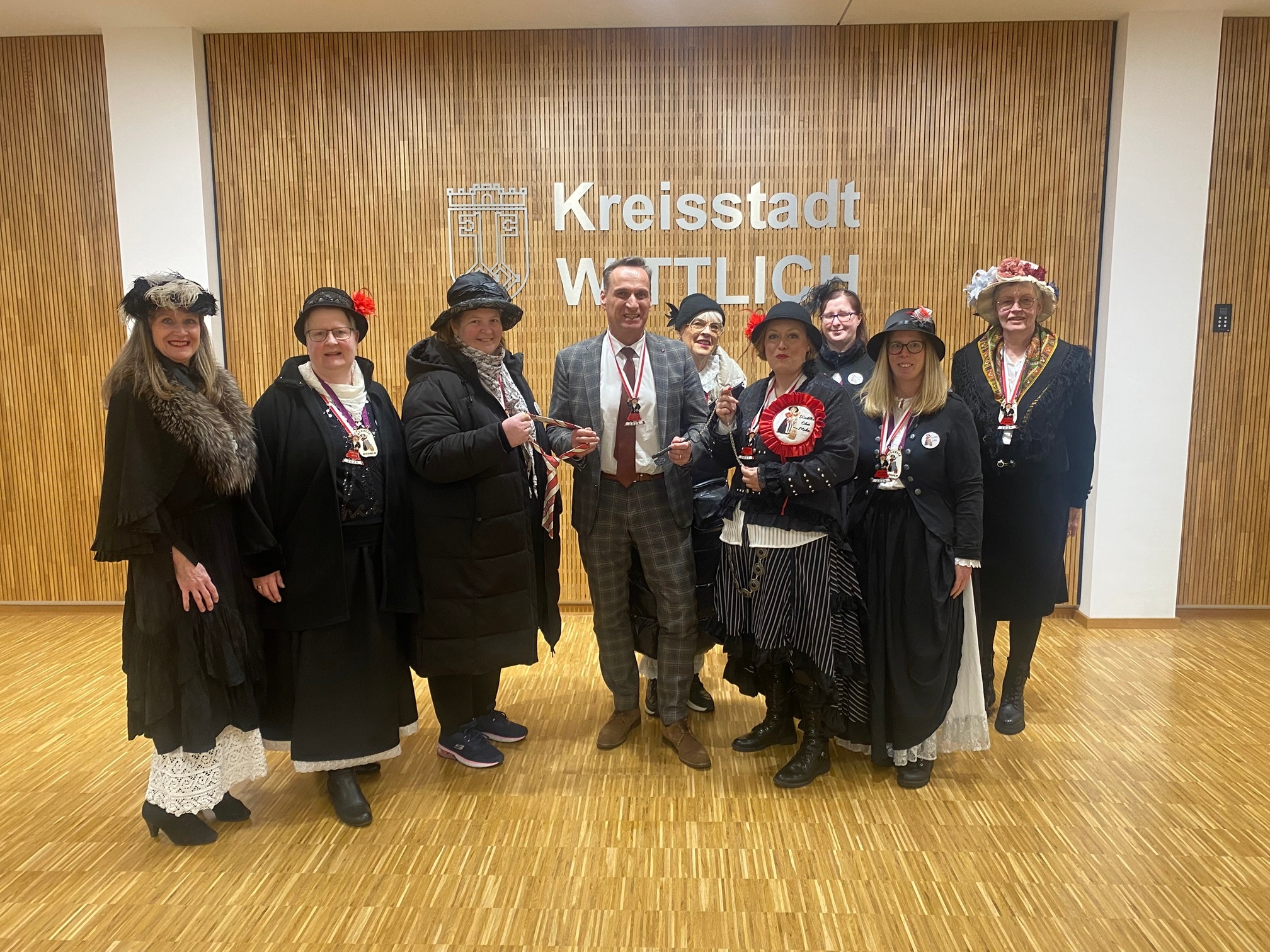 Bürgermeister Rodenkirch freut sich wieder im Besitz des Schlüssels zu sein.