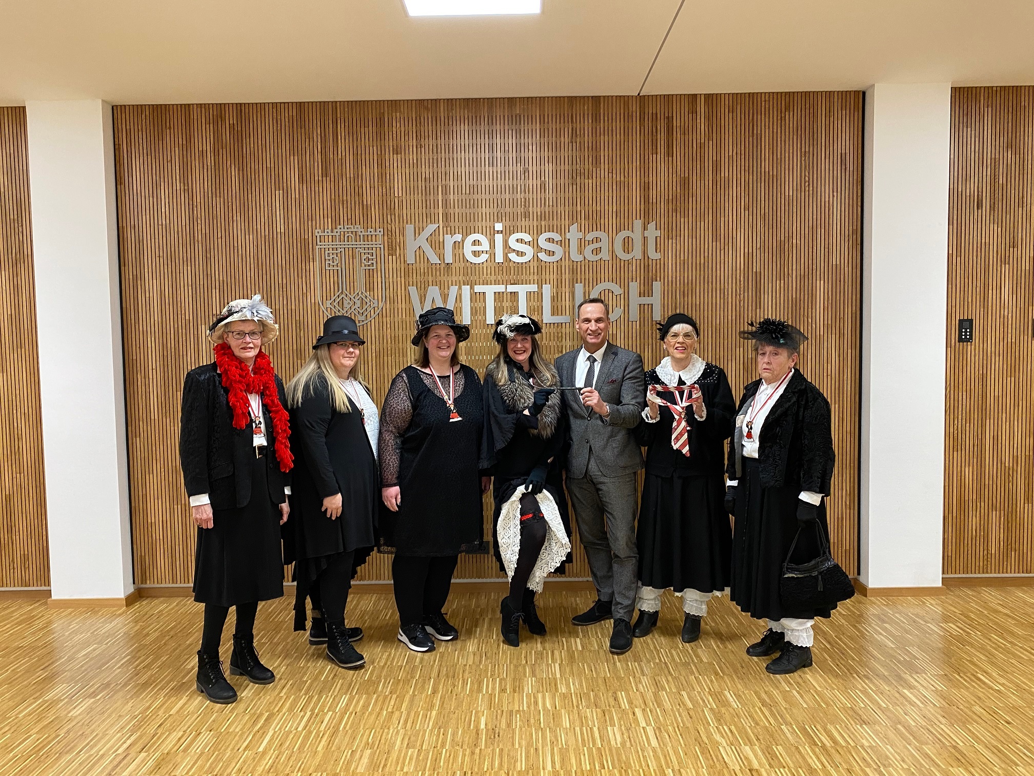 Die Wittlicher Möhnen haben am vergangenen Dienstagabend den Rathausschlüssel wieder an Bürgermeister Joachim Rodenkirch zurückgegeben, den er an Weiberdonnerstag nach erfolgter Rathauserstürmung den Möhnen aushändigen musste. Bürgermeister Rodenkirch freut sich wieder im Besitz des Schlüssels zu sein.