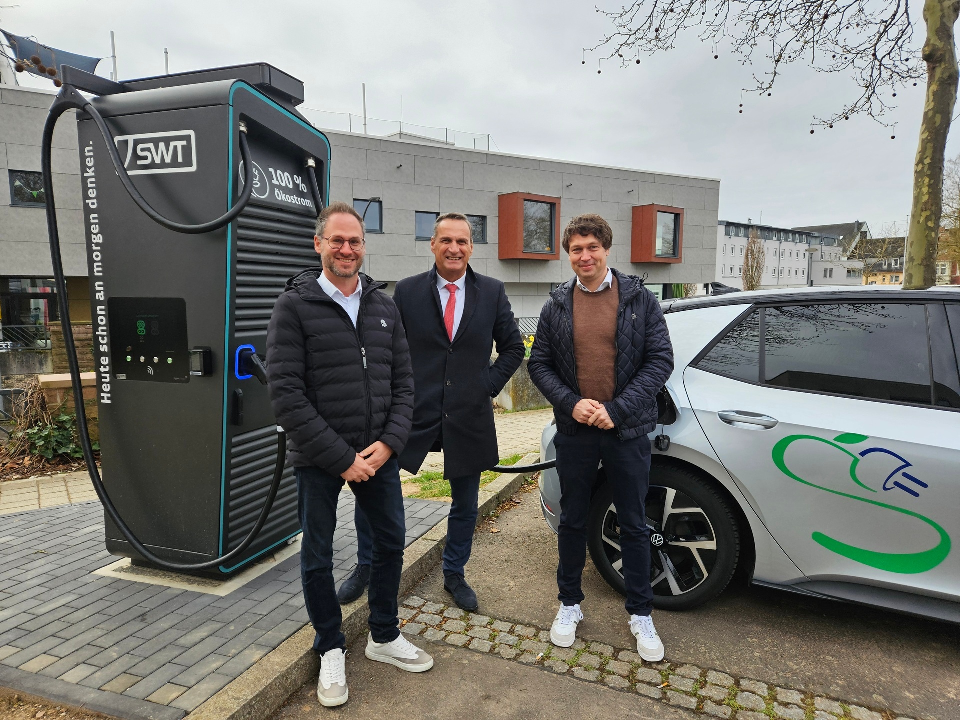Das Foto zeigt die Schnellladesäule des SWT auf dem Viehmarktparkplatz.