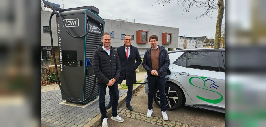 Das Foto zeigt die Schnellladesäule des SWT auf dem Viehmarktparkplatz.