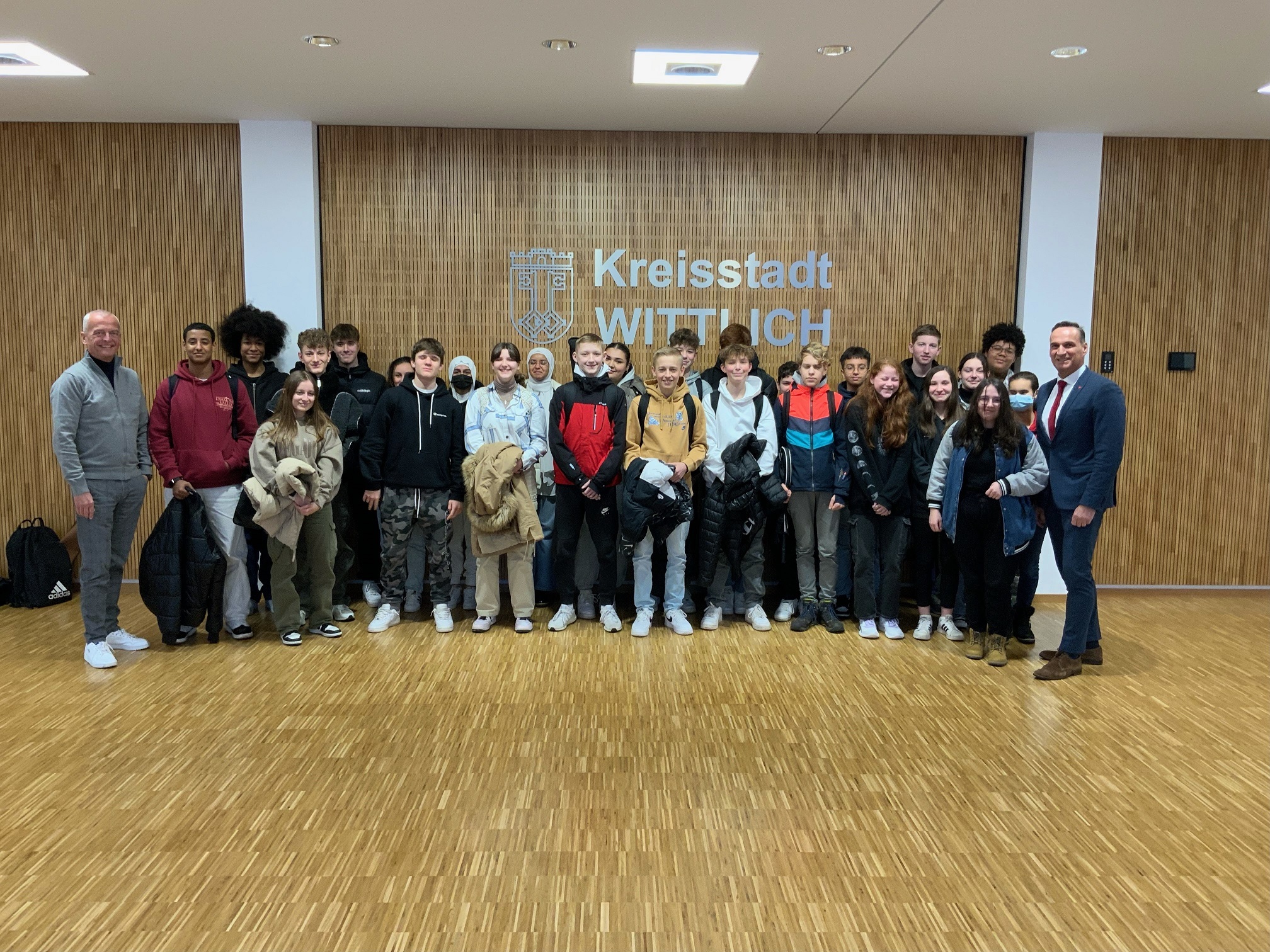 Schülerinnen und Schüler der Klasse 9a des Cusanus Gymnasium Wittlich zu Besuch bei Bürgermeister Joachim Rodenkirch im Rathaus.