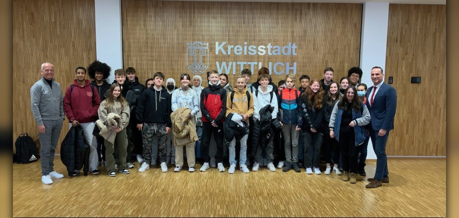 Schülerinnen und Schüler der Klasse 9a des Cusanus Gymnasium Wittlich zu Besuch bei Bürgermeister Joachim Rodenkirch im Rathaus.