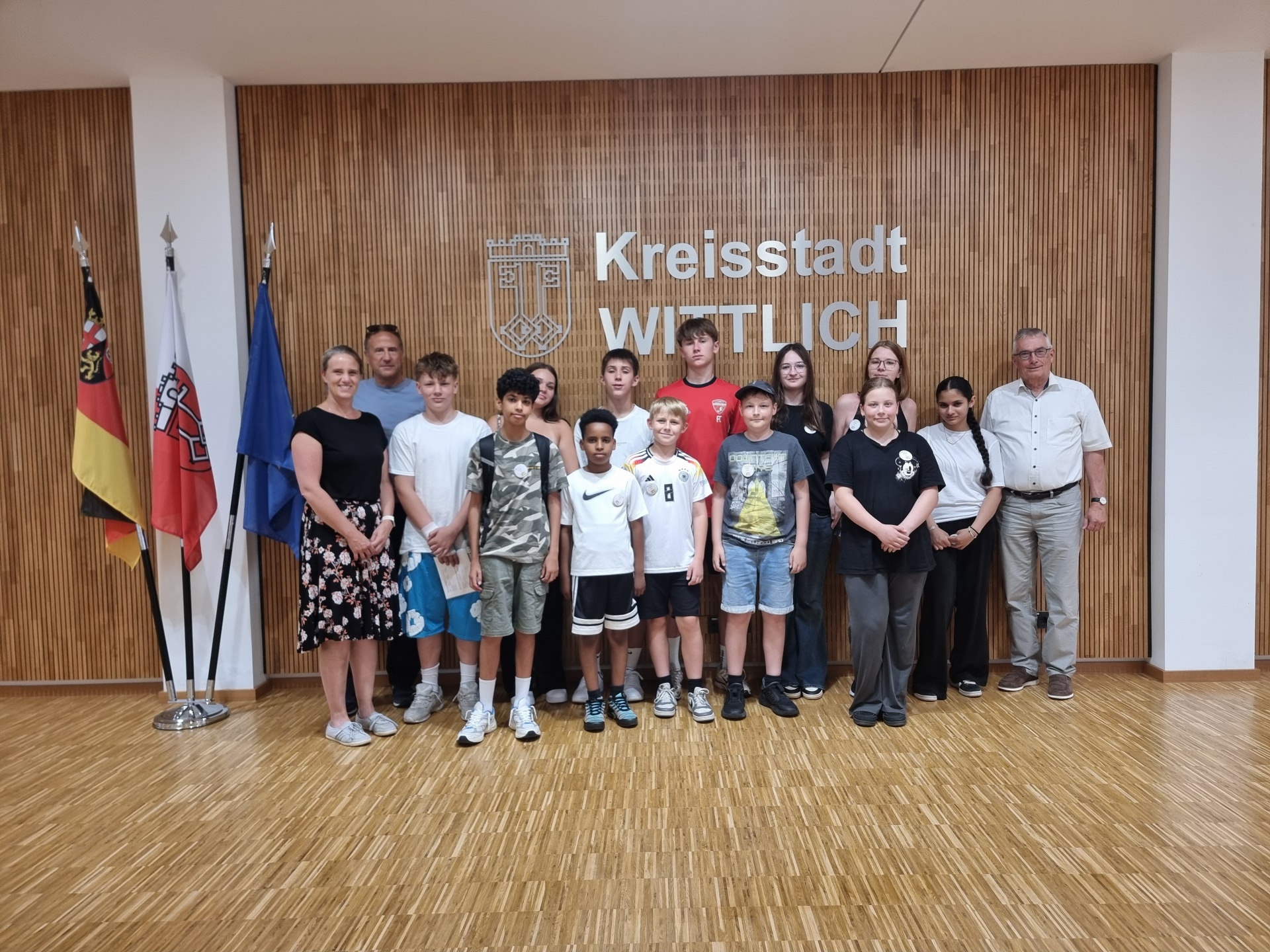 Schulbesuch der Kurfürst-Balduin-Realschule Das Foto zeigt eine Gruppe von Schülerinnen und Schülern der Kurfürsten-Balduin-Realschule und Beigeordneten Joachim Gerke.