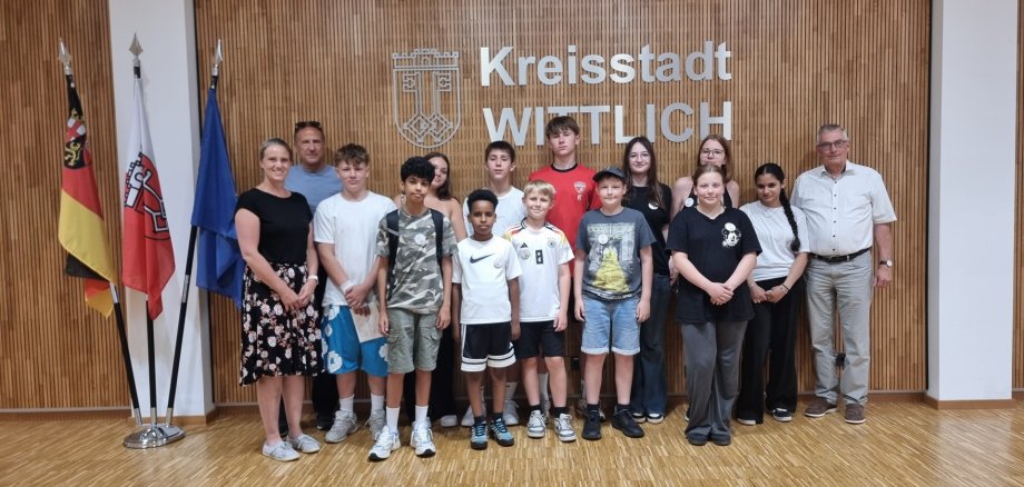 Schulbesuch der Kurfürst-Balduin-Realschule Das Foto zeigt eine Gruppe von Schülerinnen und Schülern der Kurfürsten-Balduin-Realschule und Beigeordneten Joachim Gerke.