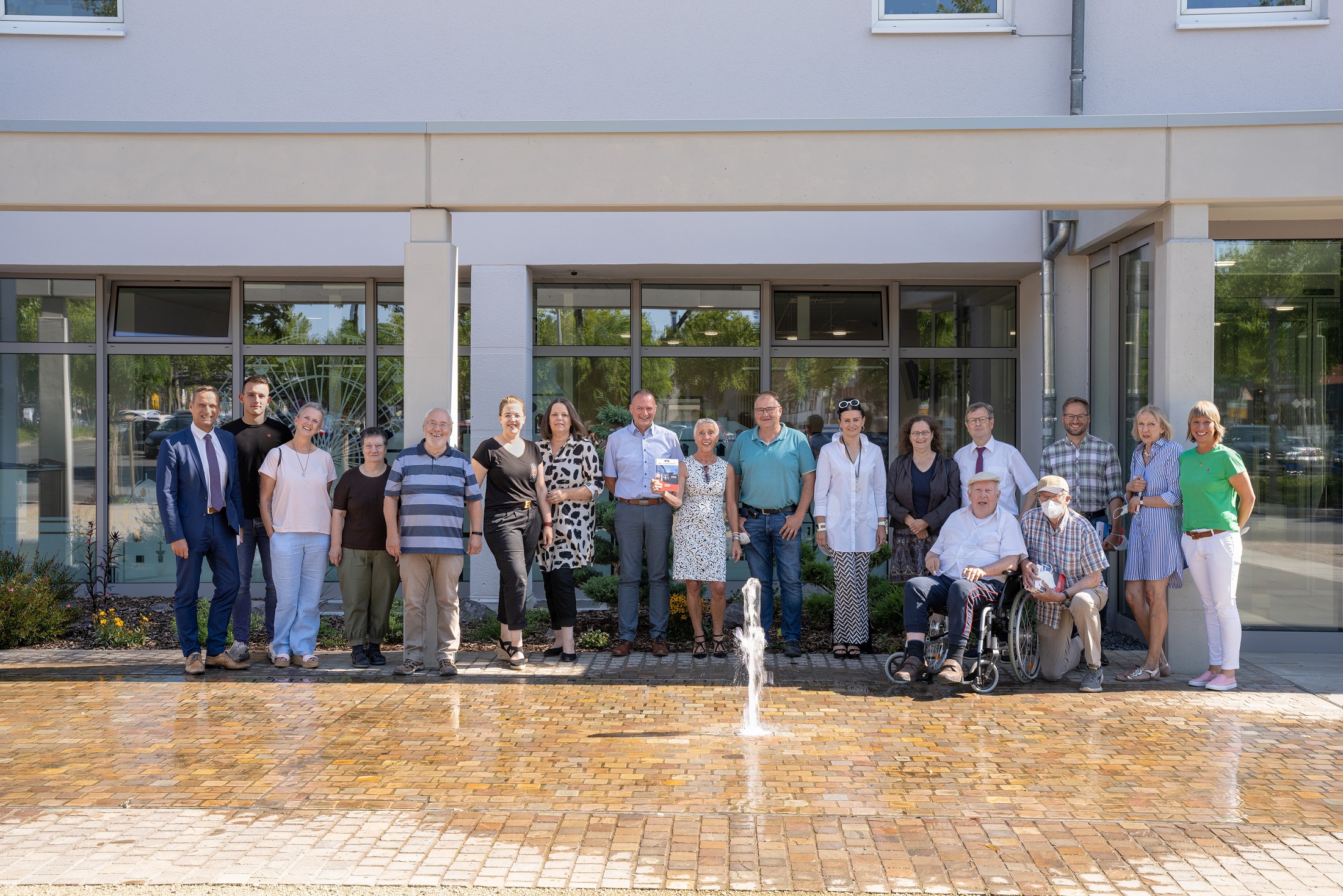 Die Autorenrunde, das Redaktionsteam und Bürgermeister Joachim Rodenkirch stellen das Stadtjahrbuch Wittlich 2022 „Der Säubrenner“ vor.