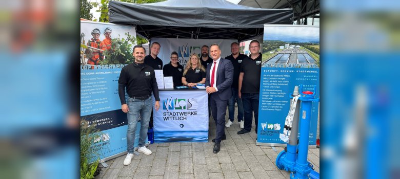 Stadwerke Take Off Messe Das Foto zeigt Bürgermeister Rodenkirch mit Mitarbeitern der Stadtwerke auf der Take-Off Messe.