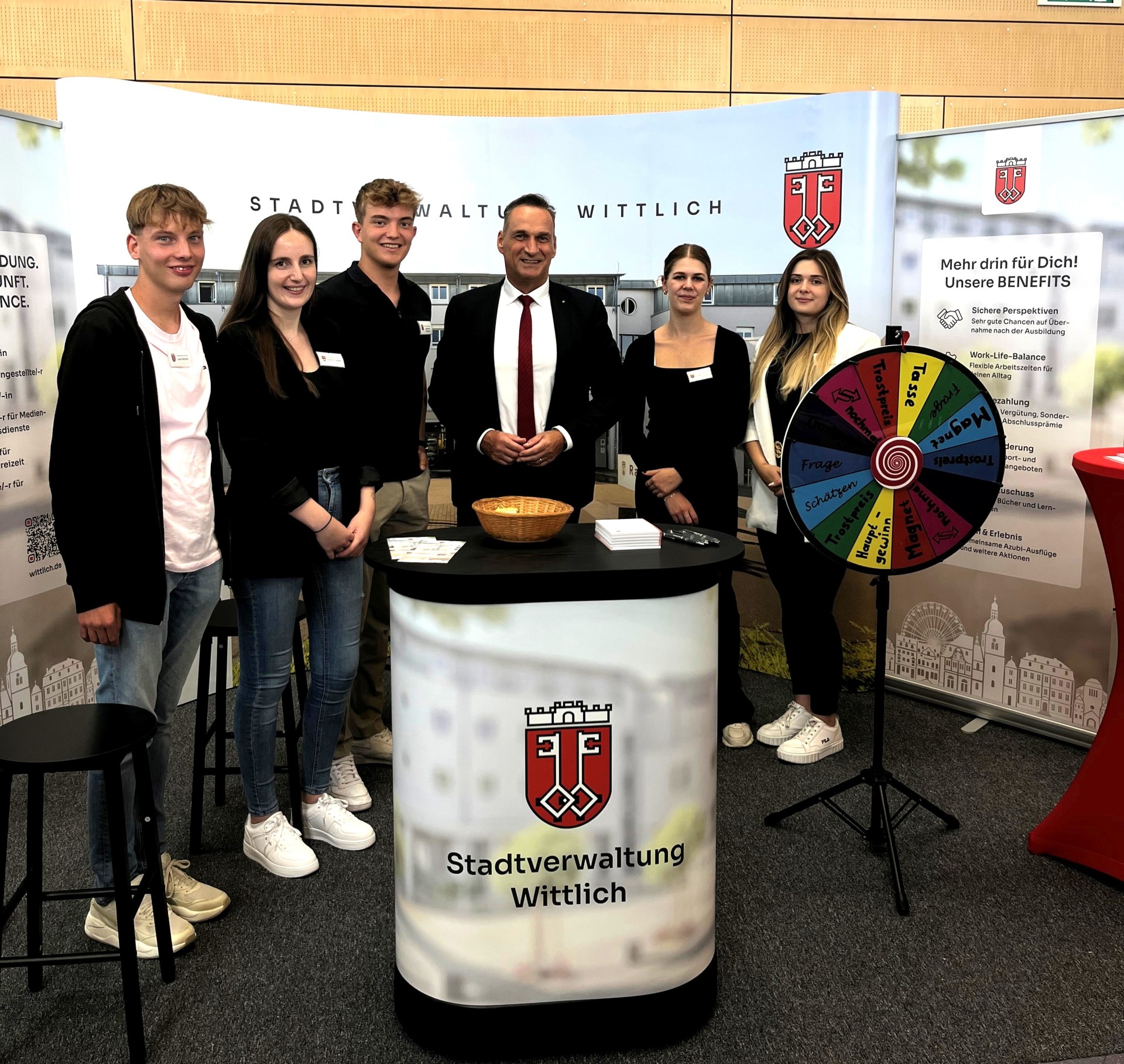 Das Foto zeigt Bürgermeister Rodenkirch mit Mitarbeitern der Stadtverwaltung während der Take-Off Messe.