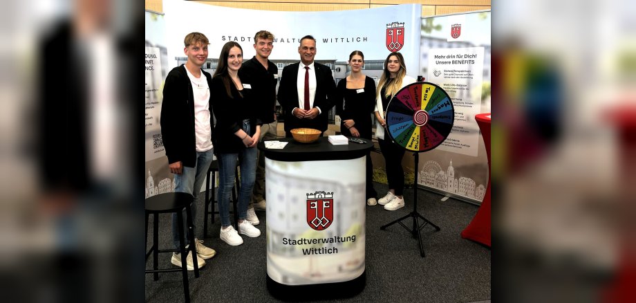 Das Foto zeigt Bürgermeister Rodenkirch mit Mitarbeitern der Stadtverwaltung während der Take-Off Messe.