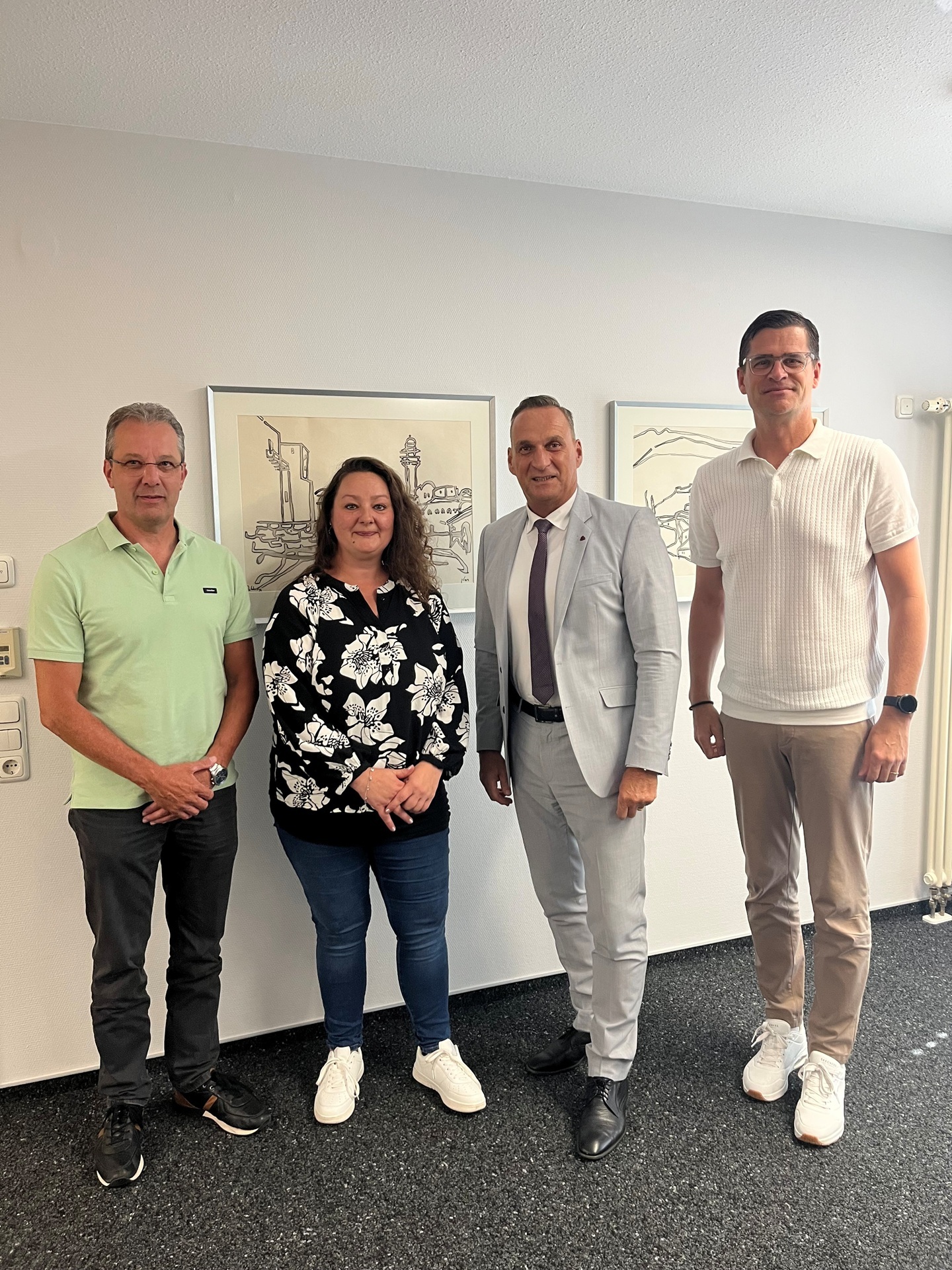 Das Foto zeigt Bürgermeister Rodenkirch mit Sandra Servatius sowie dem Leiter der Personalverwaltung Wolfgang Lauer und Sachgebietsleiter Michael Schmitt.