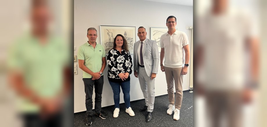 Das Foto zeigt Bürgermeister Rodenkirch mit Sandra Servatius sowie dem Leiter der Personalverwaltung Wolfgang Lauer und Sachgebietsleiter Michael Schmitt.