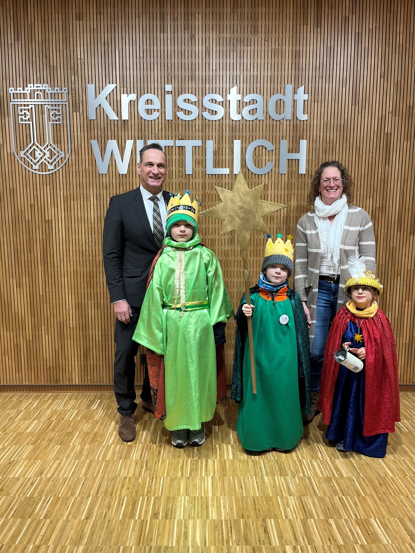 Das Foto zeigt Bürgermeister Rodenkirch mit den diesjährigen Sternsingern im  Rathaus.