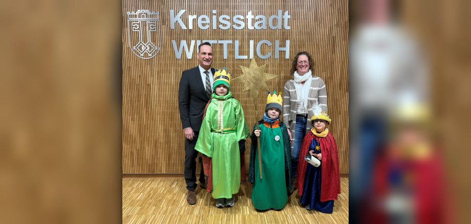 Das Foto zeigt Bürgermeister Rodenkirch mit den diesjährigen Sternsingern im  Rathaus.