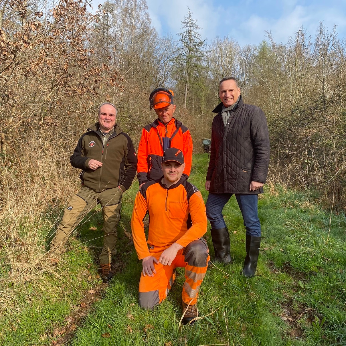 Bürgermeister Joachim Rodenkirch besuchte die Forstwirte Rolf Weber (Stehend Mitte) und André Pelm (vorne Knieend) und den Revierförster Mario Sprünker (links) am Tag des Waldes.