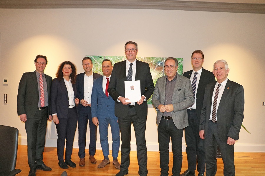 Digitalisierungsminister Alexander Schweitzer überreichte im Beisein der Bürgermeister der Verbandsgemeinden, der Stadt Wittlich und der Gemeinde Morbach einen Förderbescheid von rund 13 Millionen Euro zum Ausbau der digitalen Infrastrukturen im Landkreis an Landrat Gregor Eibes.