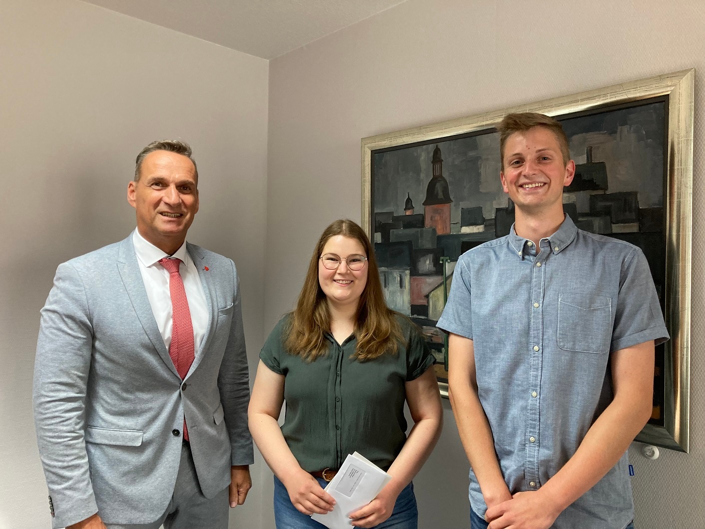 Stellvertretend für die neuen Karteninhaber nahmen Sophie Köper und Tobias Rutkewitz die Ehrenamtskarten von Bürgermeister Joachim Rodenkirch in Empfang