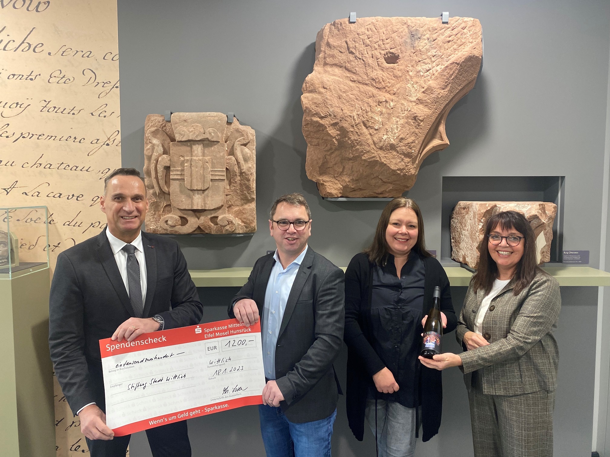 Winzer Thomas Losen und seine Ehefrau Eva überreichen dem Vorstandsvorsitzenden der Stiftung Stadt Wittlich Bürgermeister Joachim Rodenkirch (links) und der Geschäftsführerin Christian Schmitz-Hayer der Stiftung Stadt Wittlich (rechts) den Spendenscheck in Höhe von 1.200 Euro 