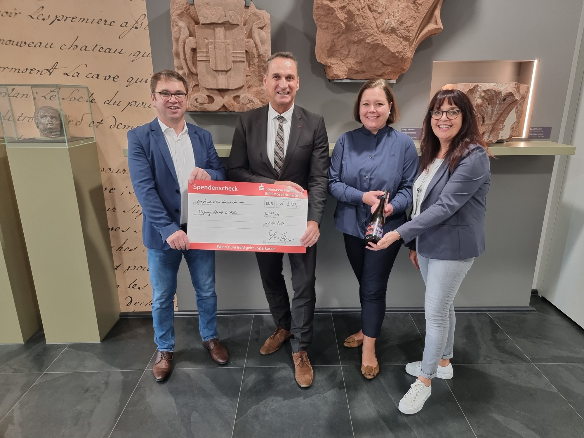 Das Foto zeigt Bürgermeister Rodenkirch mit den Eheleuten Eva und Thomas Losen und der Geschäftsführerin der Stiftung Stadt Wittlich Christiane Schmitz-Hayer bei der Übergabe des Spendenchecks für die Stiftung Stadt Wittlich aus der Veräußerung des Stiftungswein. 