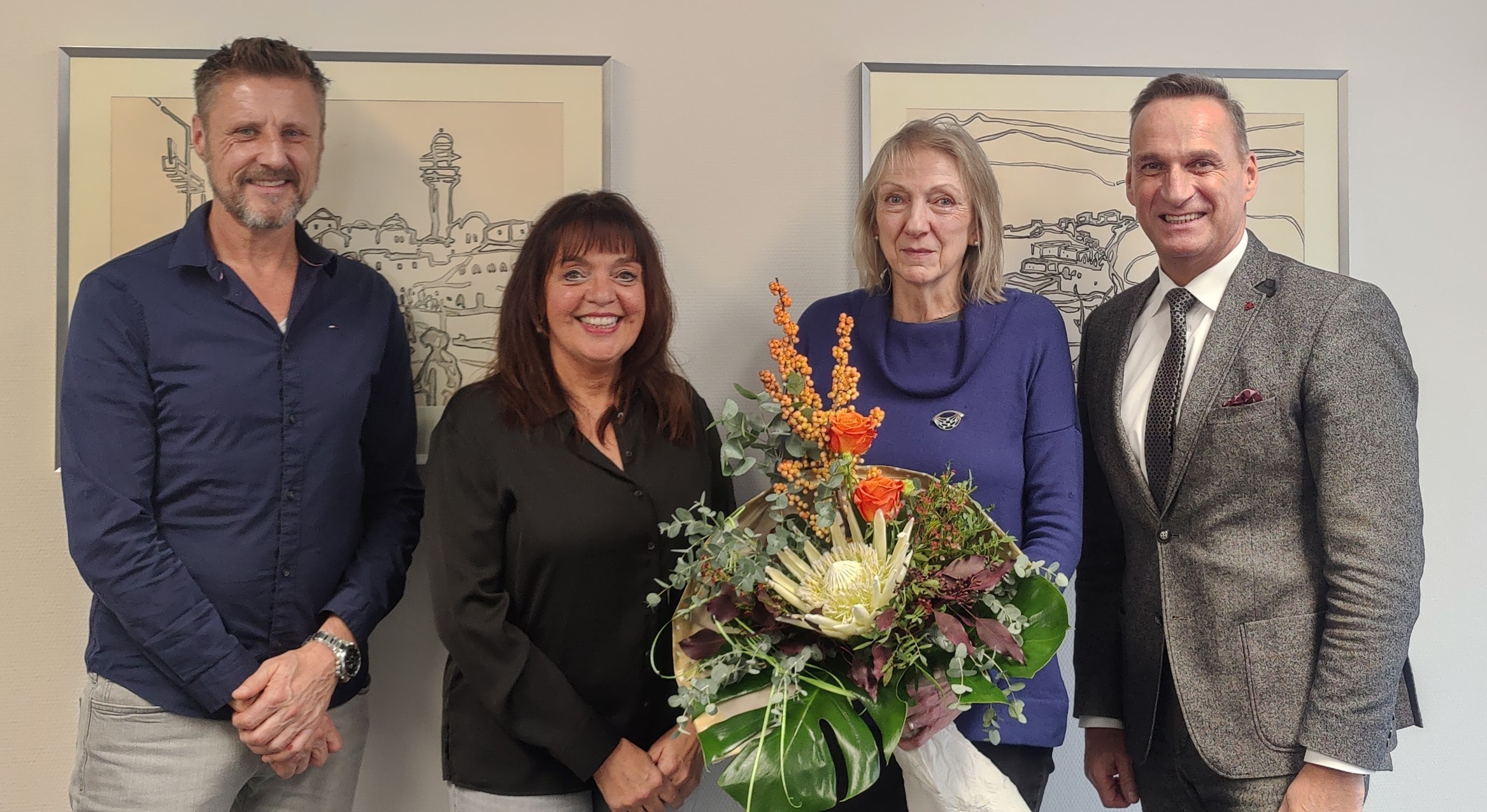 Bürgermeister Joachim Rodenkirch verabschiedet Elke Scheid (2.v.l.) im Beisein der Personalratsvorsitzenden Christiane Schmitz-Hayer und dem Fachbereichsleiter Rainer Wener in den wohl verdienten Ruhestand.