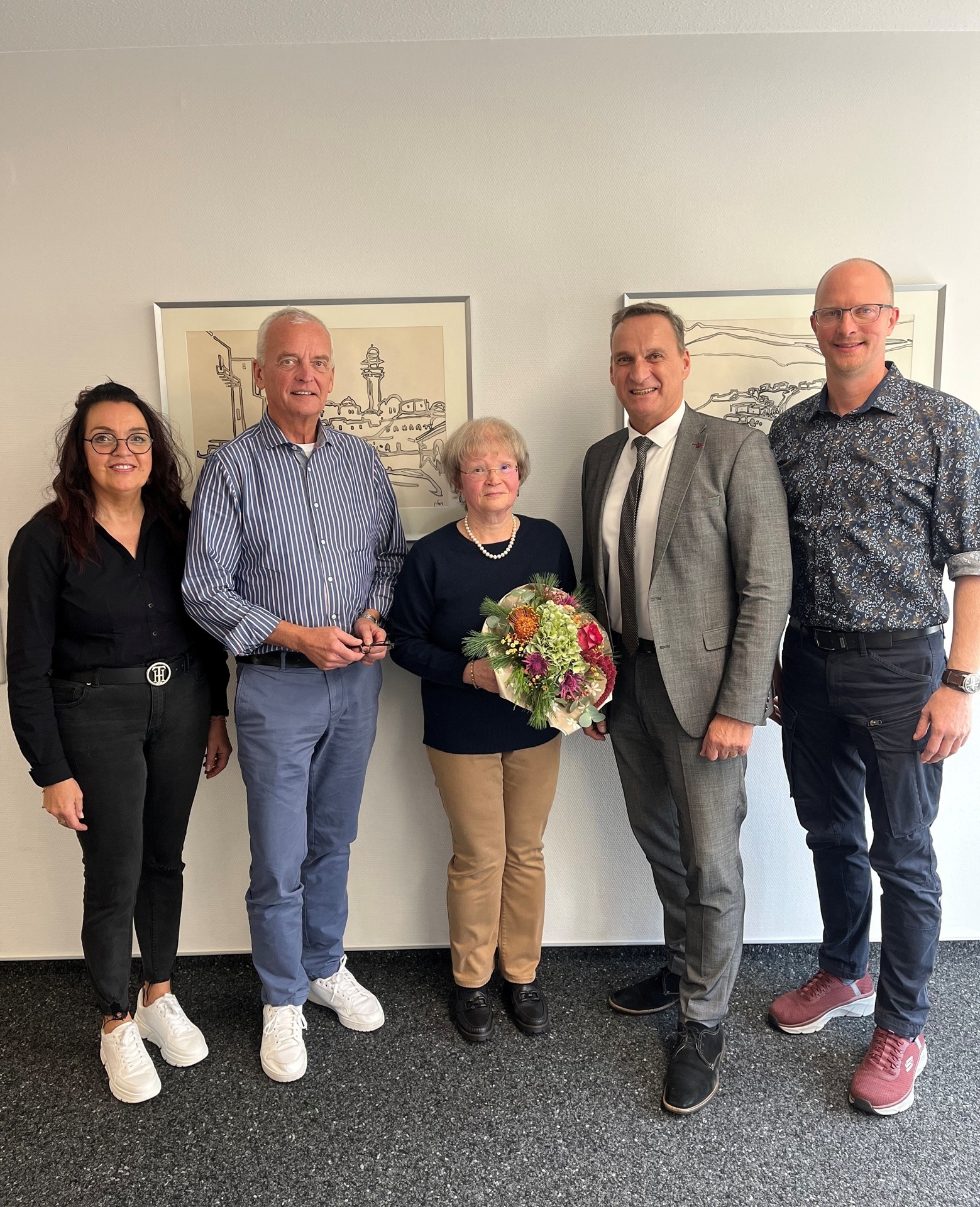 Das Foto zeigt Bürgermeister Rodenkirch bei der Verabschiedung von Martina Hayer. Vertreter des Fachbereiches und des Personalrates so wie Büroleiter Stöckicht sind ebenfalls abgebildet.