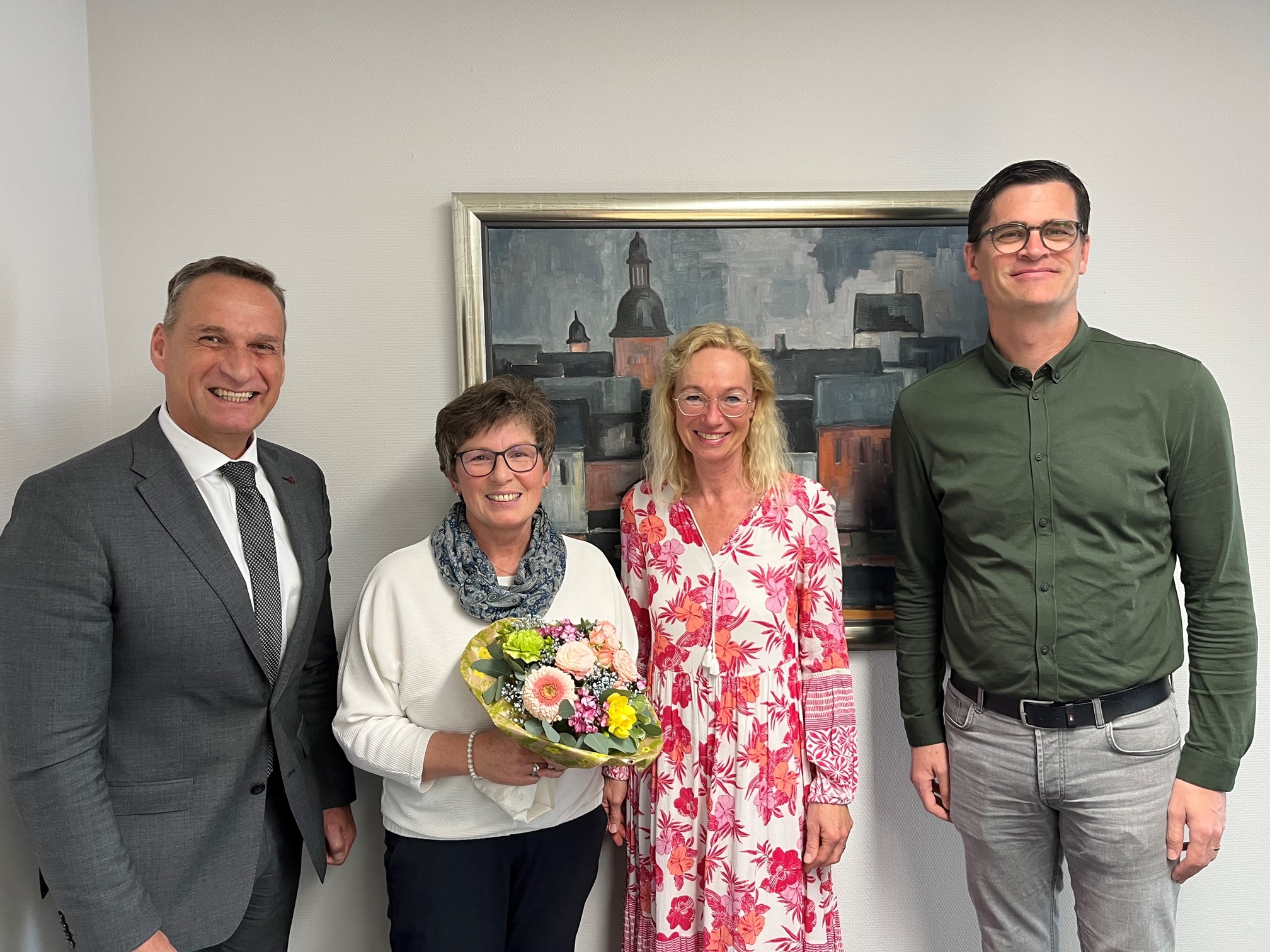 Das Foto zeigt Bürgermeister Rodenkirch mit Waltraud Mehrfeld sowie der stellvertretenden Personalratsvorsitzenden Petra Hoffmann und stellvertretenden Fachbereichsleiter Michael Schmitt bei der Verabschiedung von Waltraud Mehrfeld in den Ruhestand.