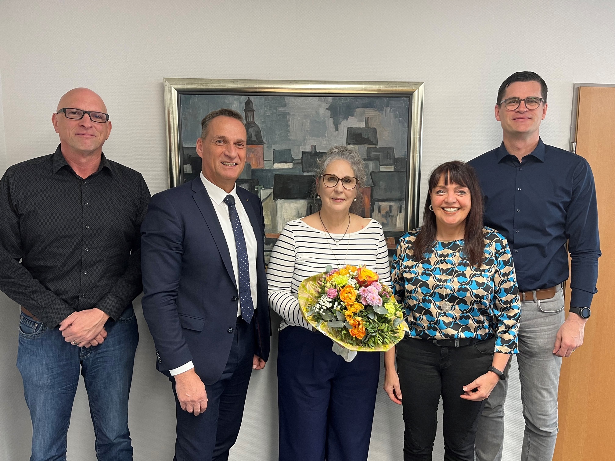 Bürgermeister Rodenkirch verabschiedet Ulla Braun (3.v.l.) in den wohl verdienten Ruhestand. Den guten Wünschen für den Ruhestand schlossen sich der stellvertretende Fachbereichsleiter II Thomas Eldagsen (1.v.l.), der Sachgebietsleiter Michael Schmitt (1.v.r.) und die Personalratsvorsitzende Christiane Schmitz-Hayer (2.v.r.) gerne an. 