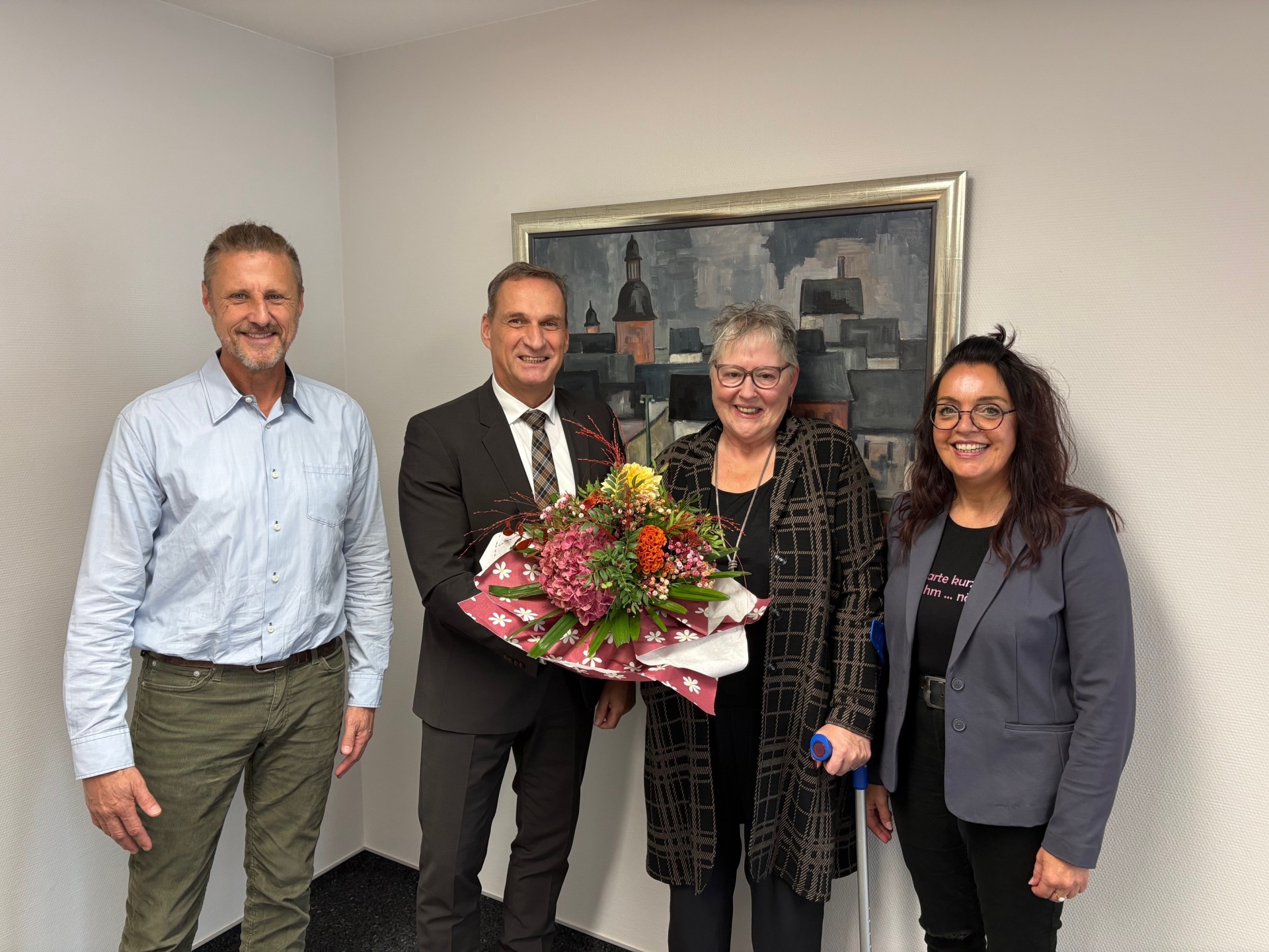 Das Foto zeigt Uschi Koch mit Fachbereichsleiter Wener, Personalratsvorsitzender Schmitz-Hayer und Bürgermeister Rodenkirch.
