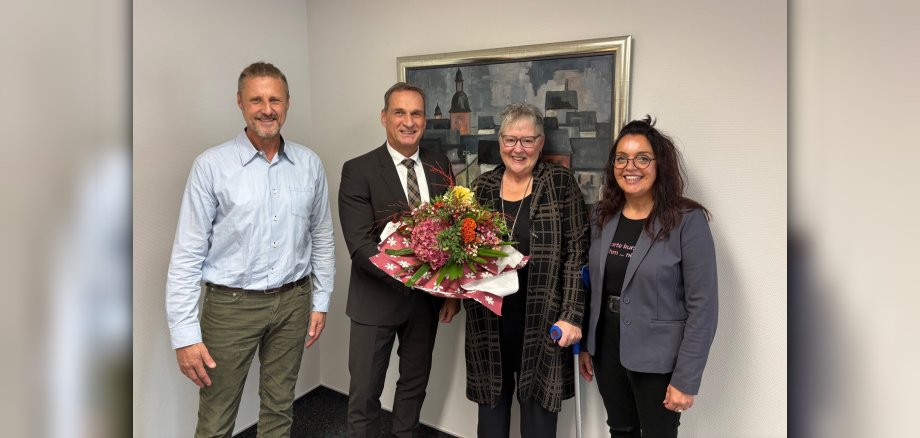 Das Foto zeigt Uschi Koch mit Fachbereichsleiter Wener, Personalratsvorsitzender Schmitz-Hayer und Bürgermeister Rodenkirch.